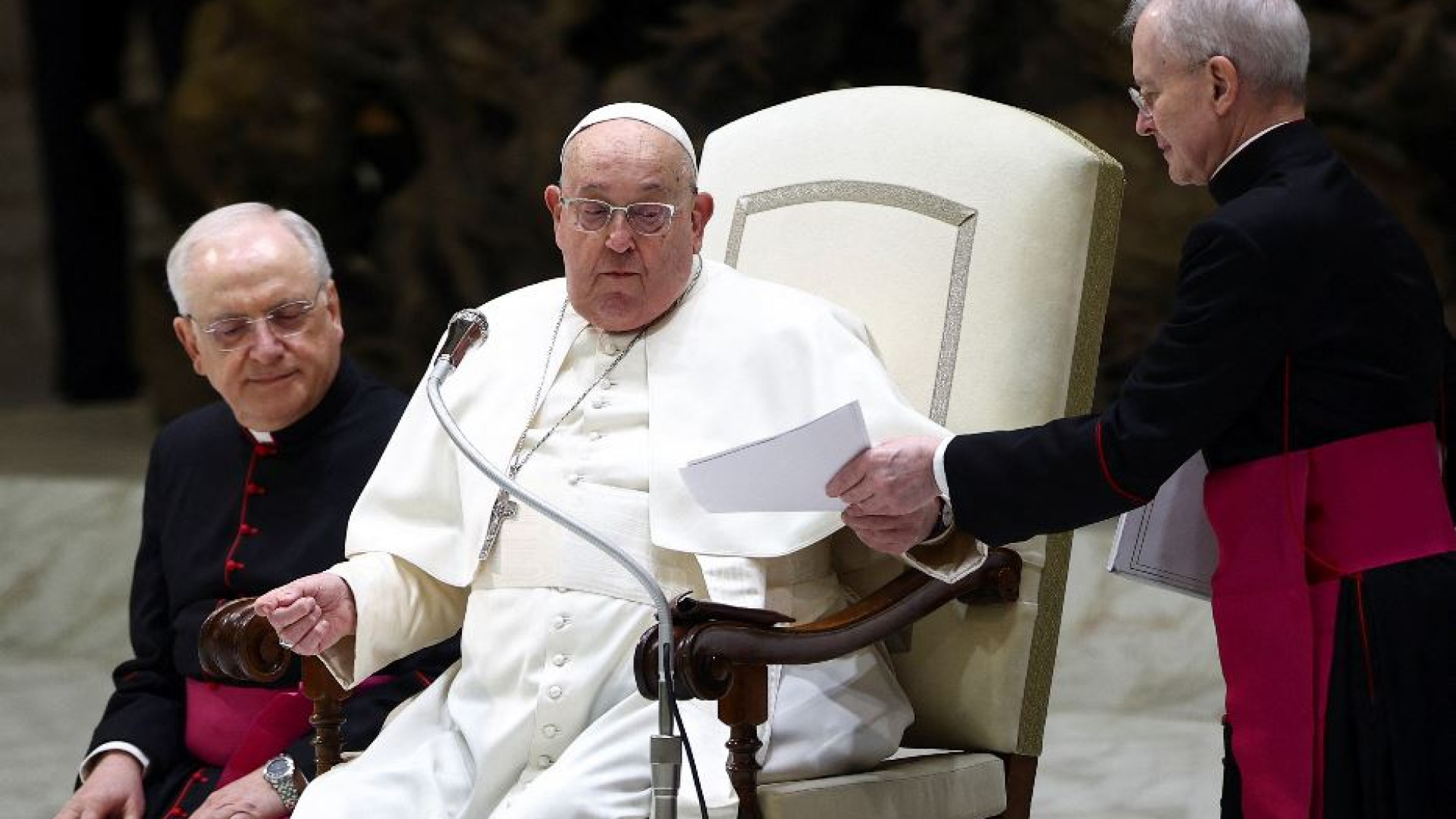 Immagine di Il Papa non legge: «Ho la bronchite». Ma ritrova la voce per invocare pace