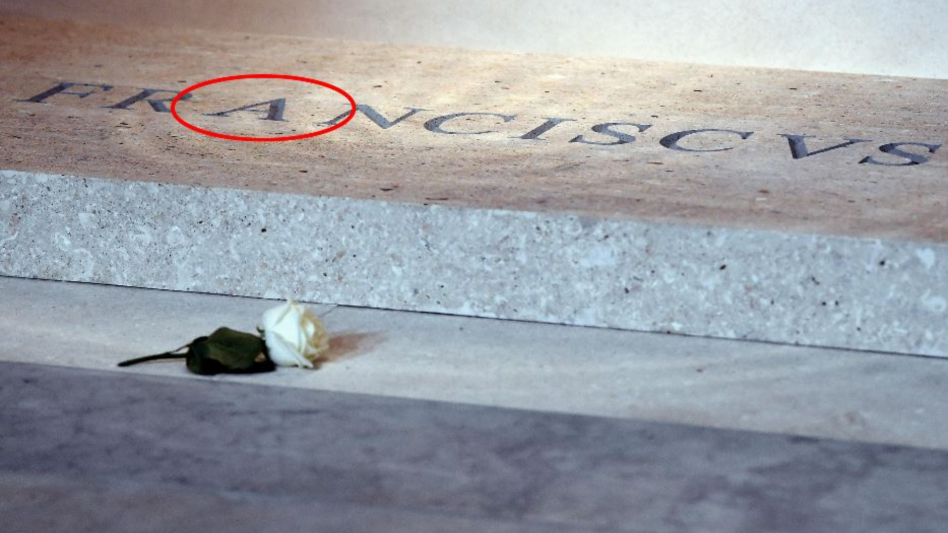 Immagine di Lasciate così la lapide di Francesco: quella “A” c'entra con l'amore