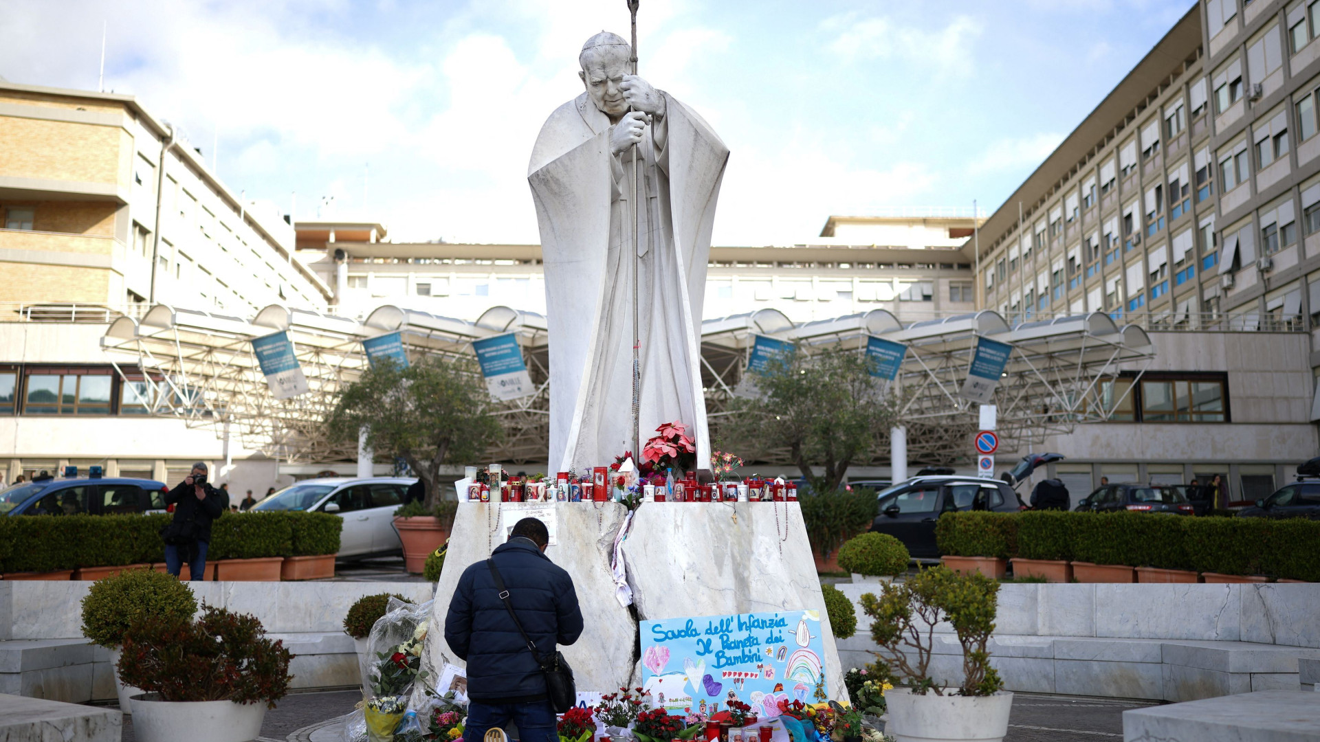 Immagine di Notte tranquilla del Papa. Oggi ha letto i giornali e continua le terapie