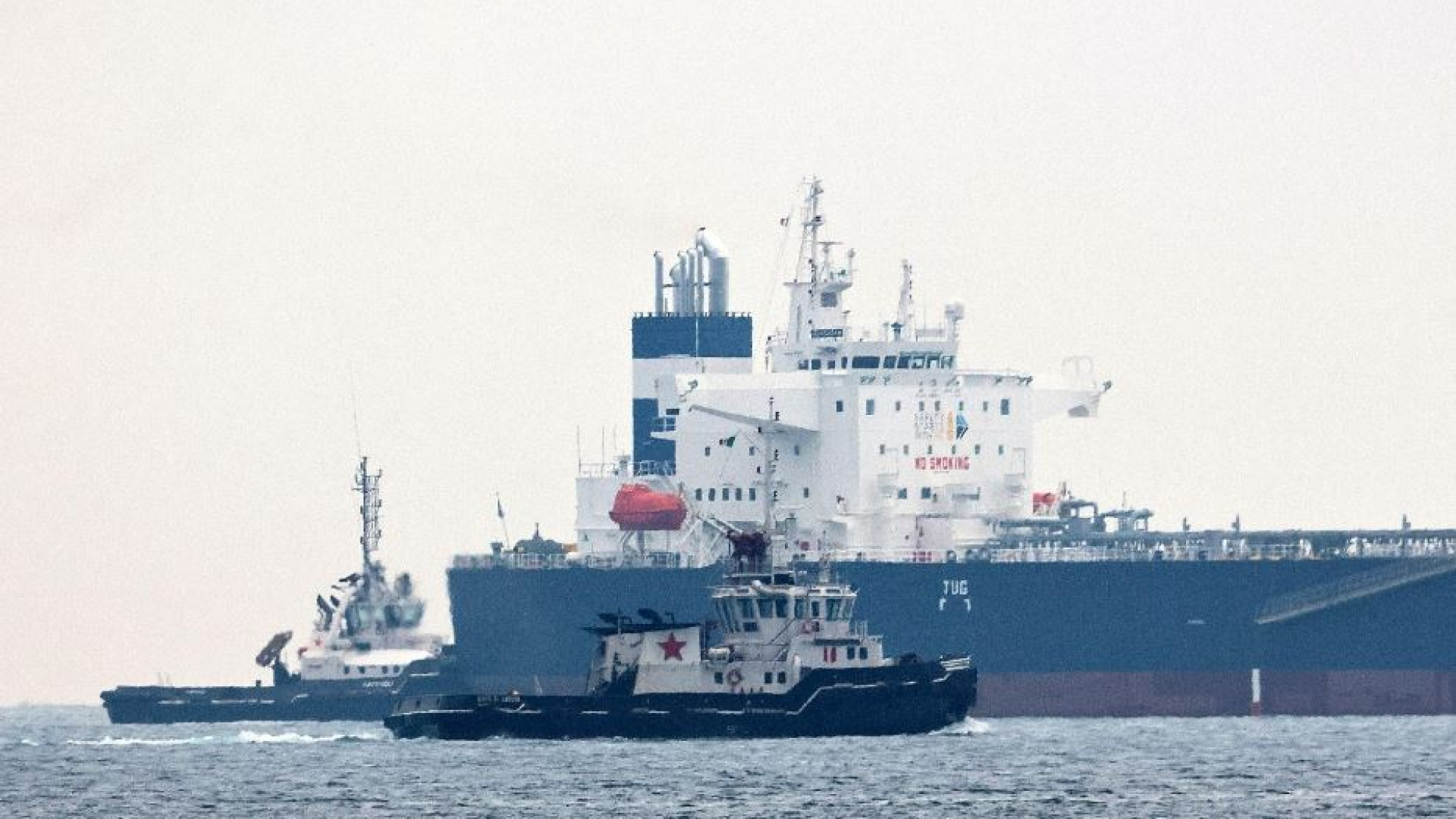 Immagine di Petroliera colpita a Savona: 7 giorni di misteri