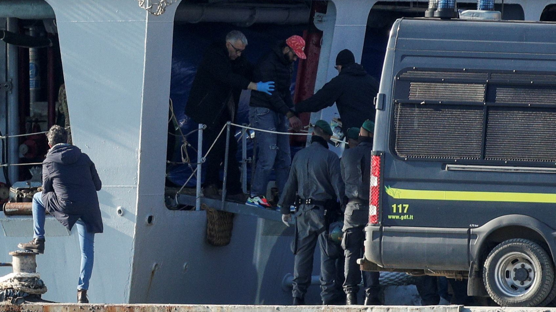 Immagine di Le manette ai migranti, Salvini e quell'accusa di crudeltà esibita