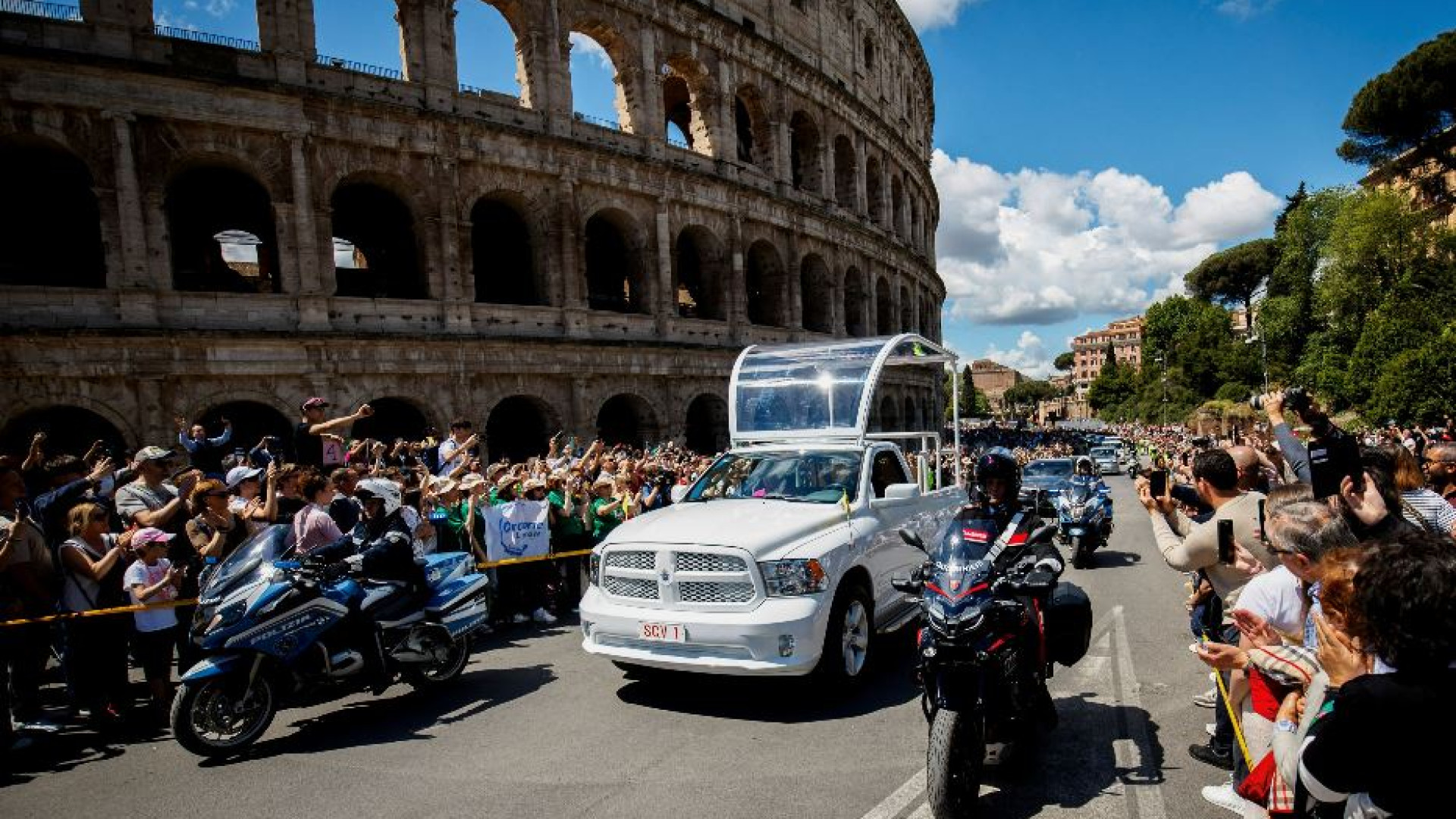 Immagine di Sulla papamobile, in mezzo alla gente: l'ultimo viaggio di Francesco