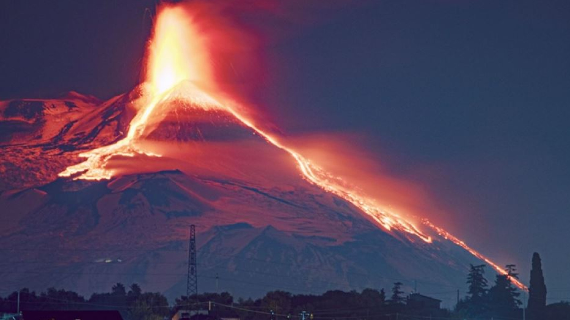 Immagine di L'Etna dà spettacolo, tutta la Sicilia con il naso (e i telefonini) all'insù
