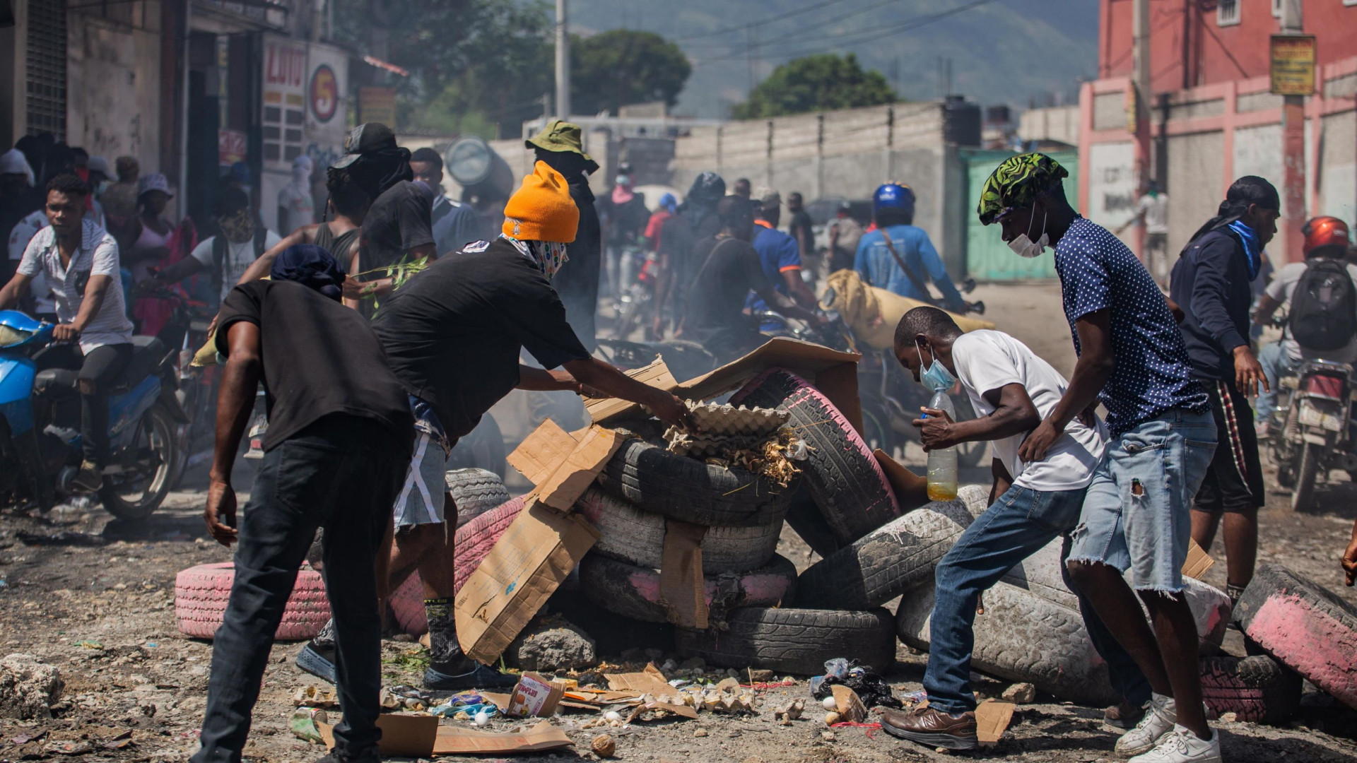 Immagine di Solo muri e barricate di copertoni contro le bande di Port-au-Prince
