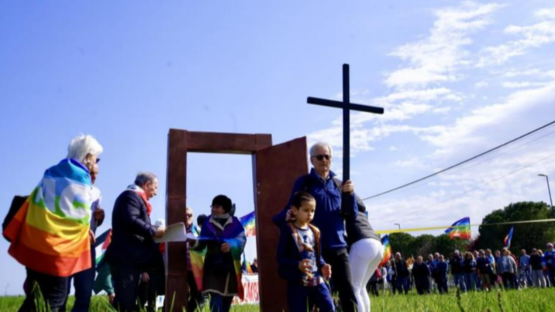 Immagine di Una "porta santa" davanti alla base Usaf di Aviano per dire no alle armi