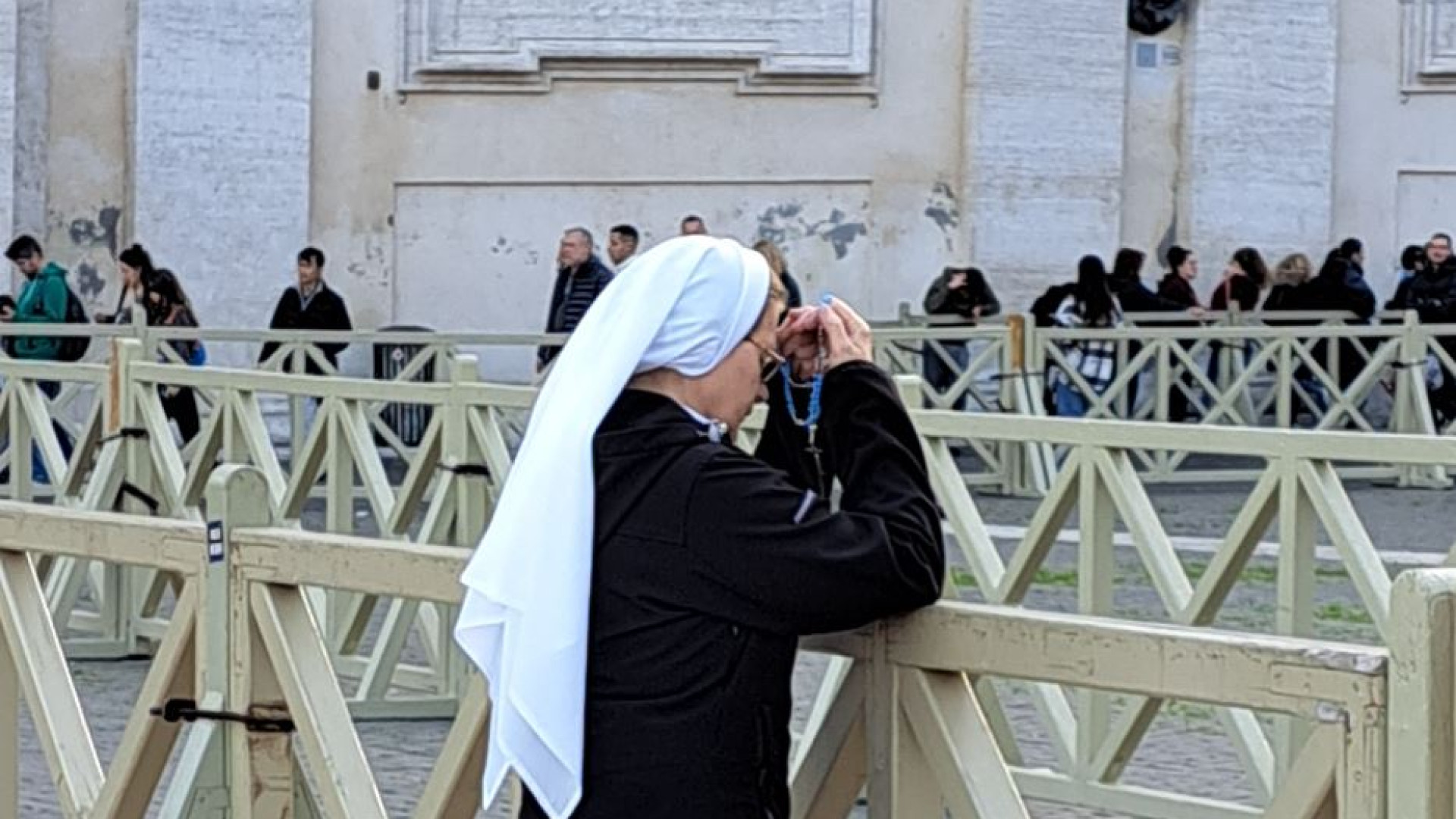 Immagine di In preghiera per Ratzinger davanti al presepe in piazza San Pietro