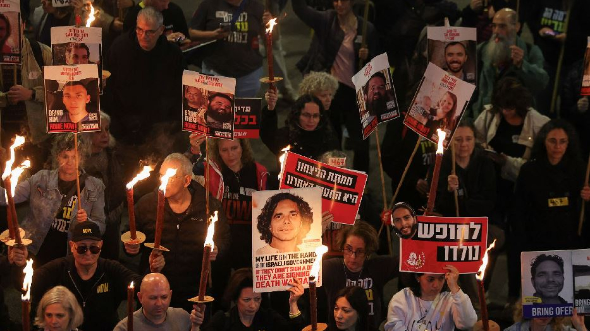 Immagine di Kfir e Ariel con mamma Shiri: chi potrebbero essere i primi ostaggi liberati