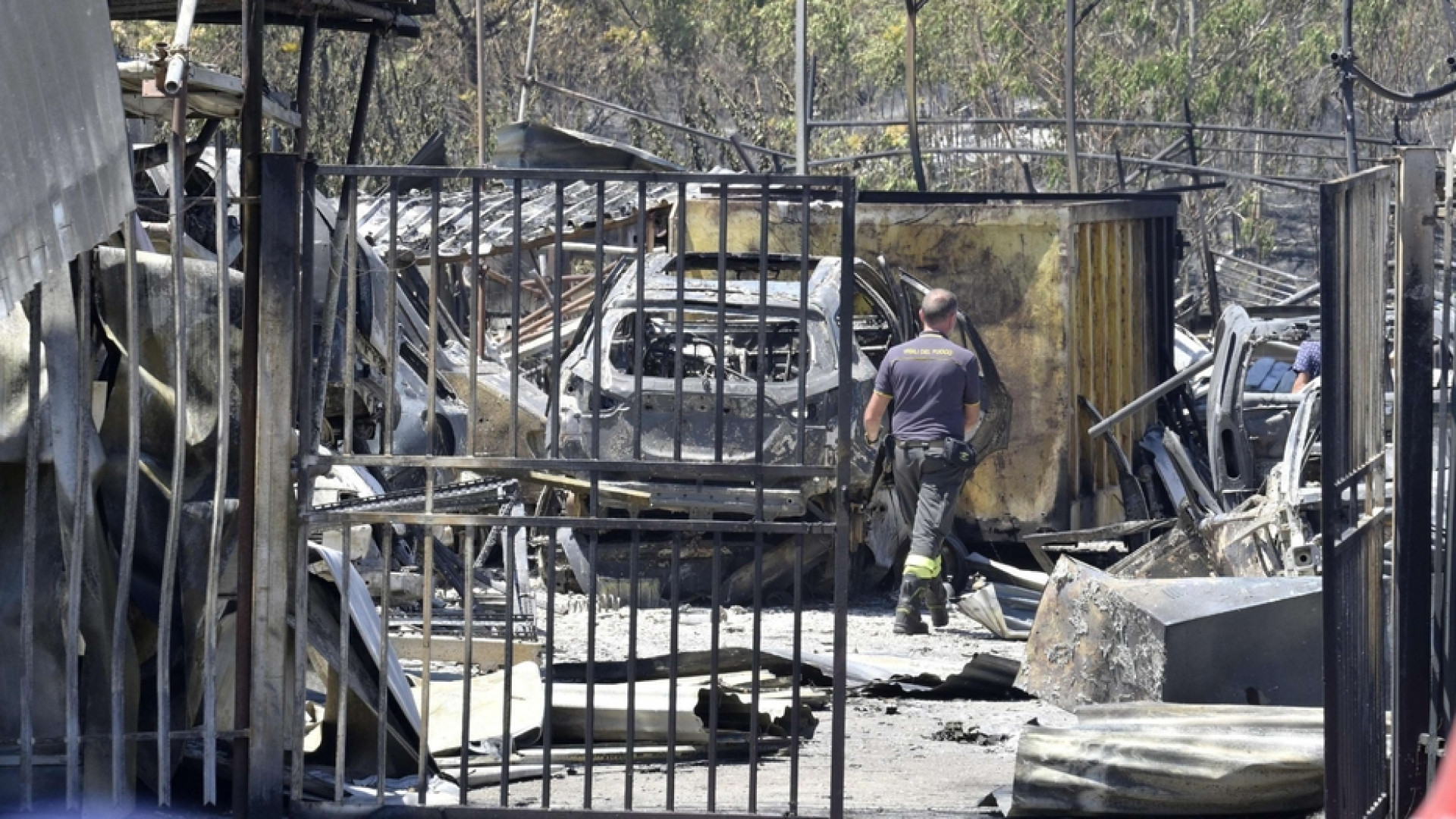 Immagine di Dopo l'incendio è allarme diossina. Gualtieri: situazione grave in città