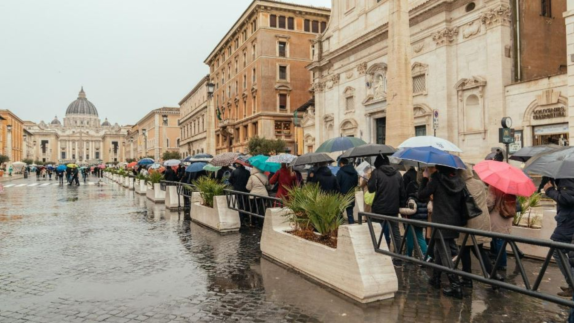 Immagine di Il personale del Gemelli celebra il Giubileo, in preghiera per Francesco