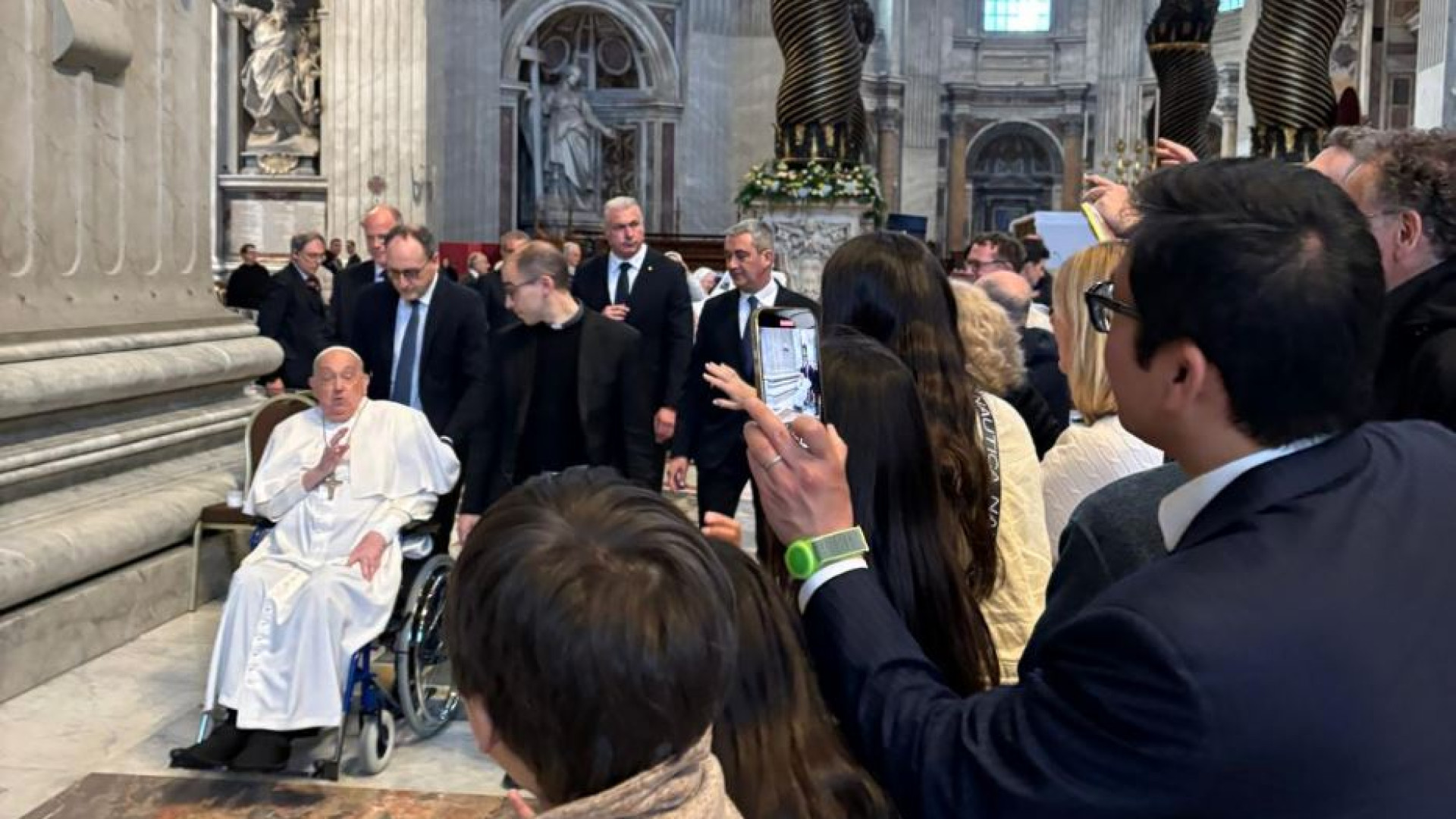 Immagine di Il Papa prega in Basilica e a Pasqua vorrebbe esserci
