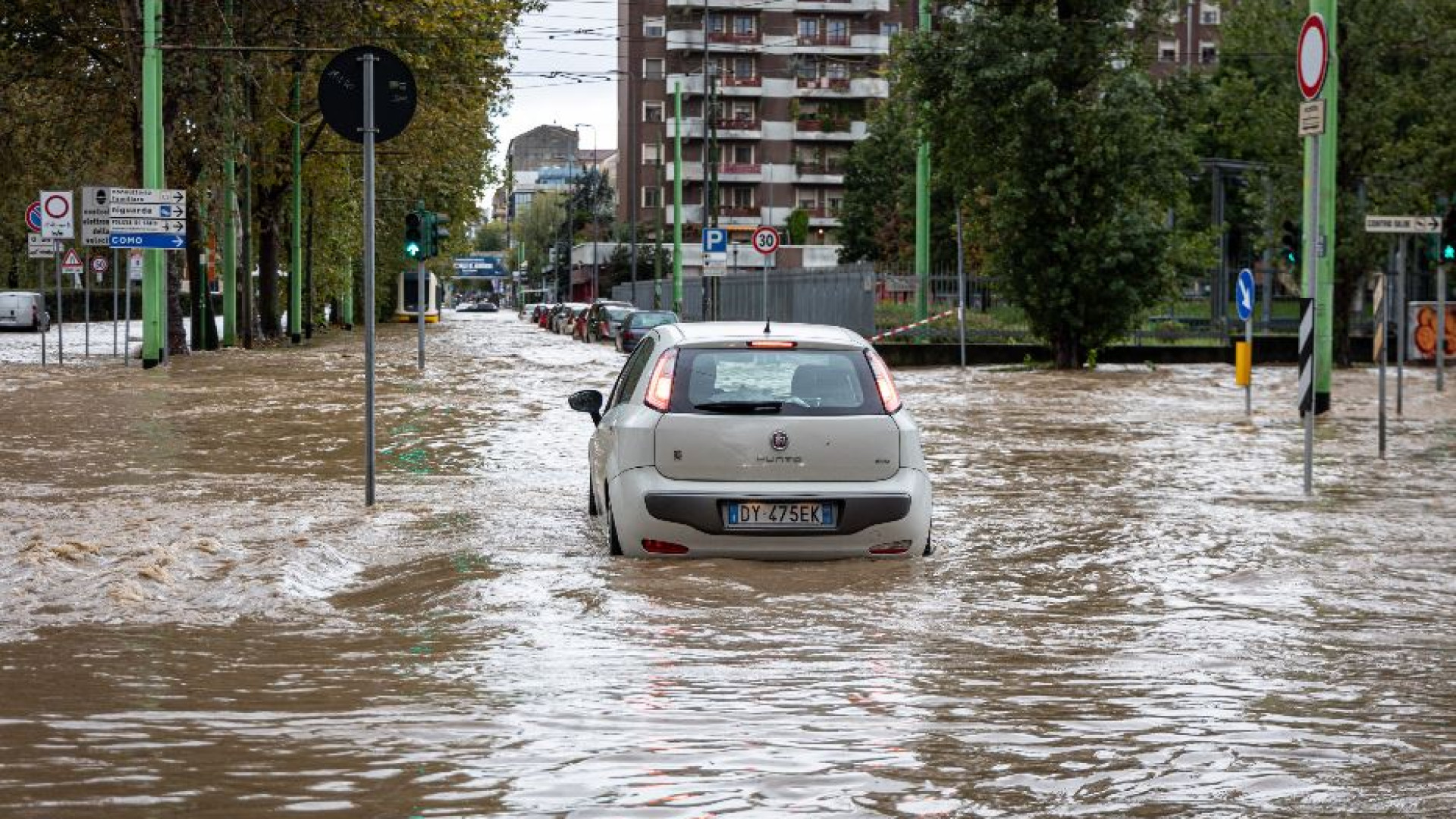 Immagine di Nubifragi e frane al Nord, allagamenti a Milano