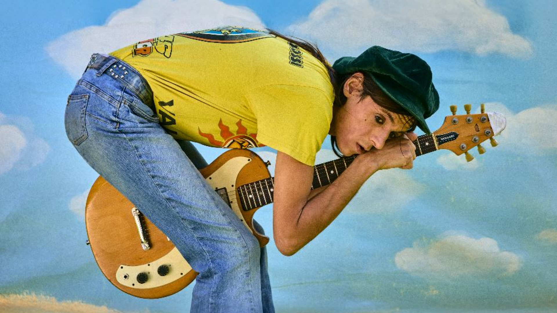 Immagine di Lucio Corsi: «Sogno coi piedi per terra». Perché il suo album ci piace