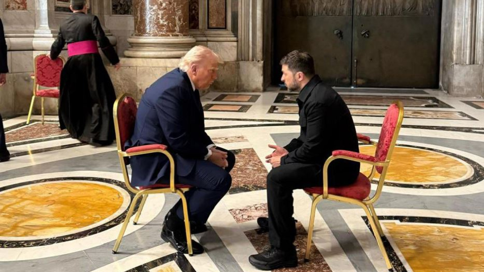 Immagine di Il faccia a faccia «storico» di 15 minuti tra Zelensky e Trump a San Pietro