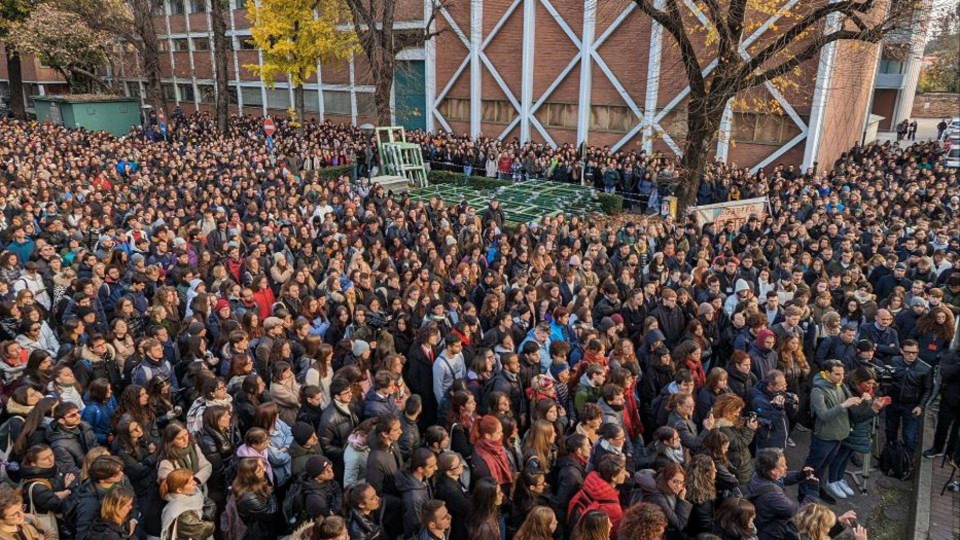 Immagine di Tutti in piazza per Giulia, manifestazioni davanti alle scuole