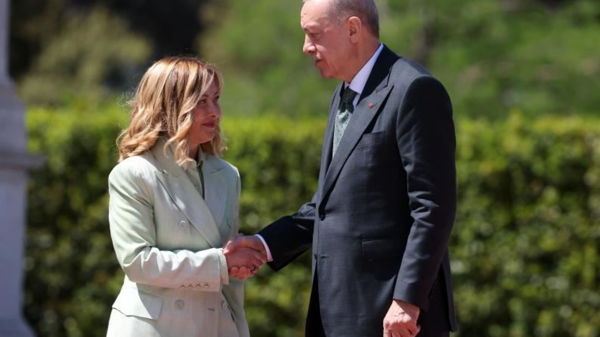 Immagine di Meloni-Erdogan, l'intesa sugli affari e l'impegno per la pace nei conflitti