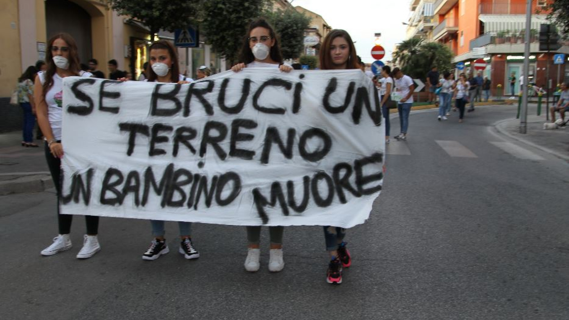 Immagine di I primi morti di tumore, i dati negati: la Terra dei fuochi dall'inizio