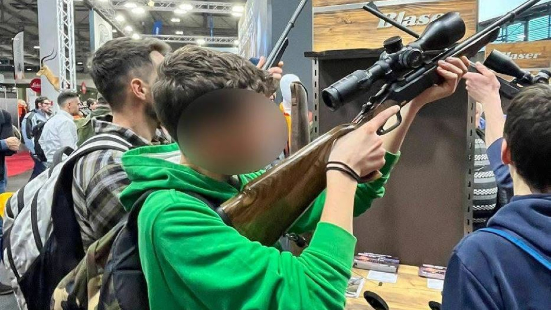 Immagine di Le foto choc dei bambini che imbracciano i fucili alla fiera delle armi