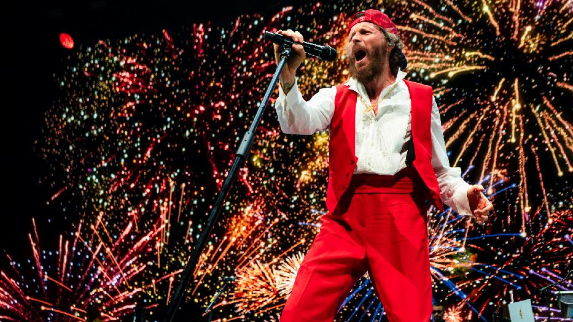 Immagine di Jovanotti: «Auguri a papa Francesco, unica voce contro la follia»