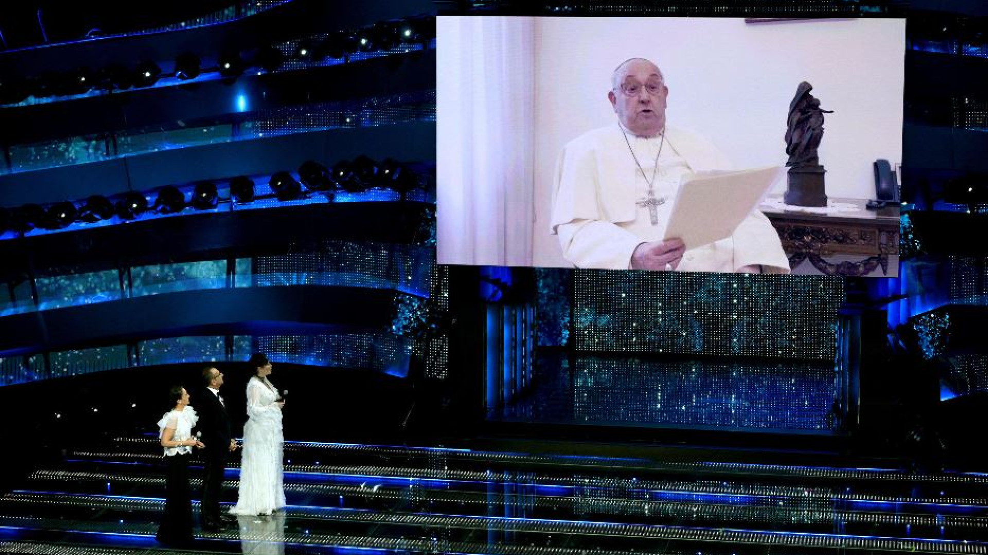 Immagine di Il Festival al via con l'appello per la pace. Il videomessaggio del Papa