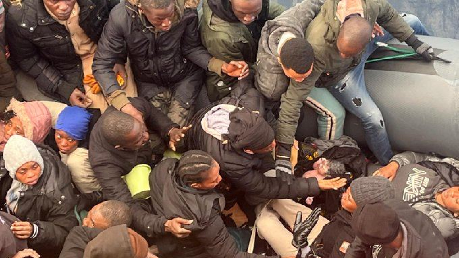 Immagine di La foto commovente del neonato nato sul gommone il giorno dell'Epifania
