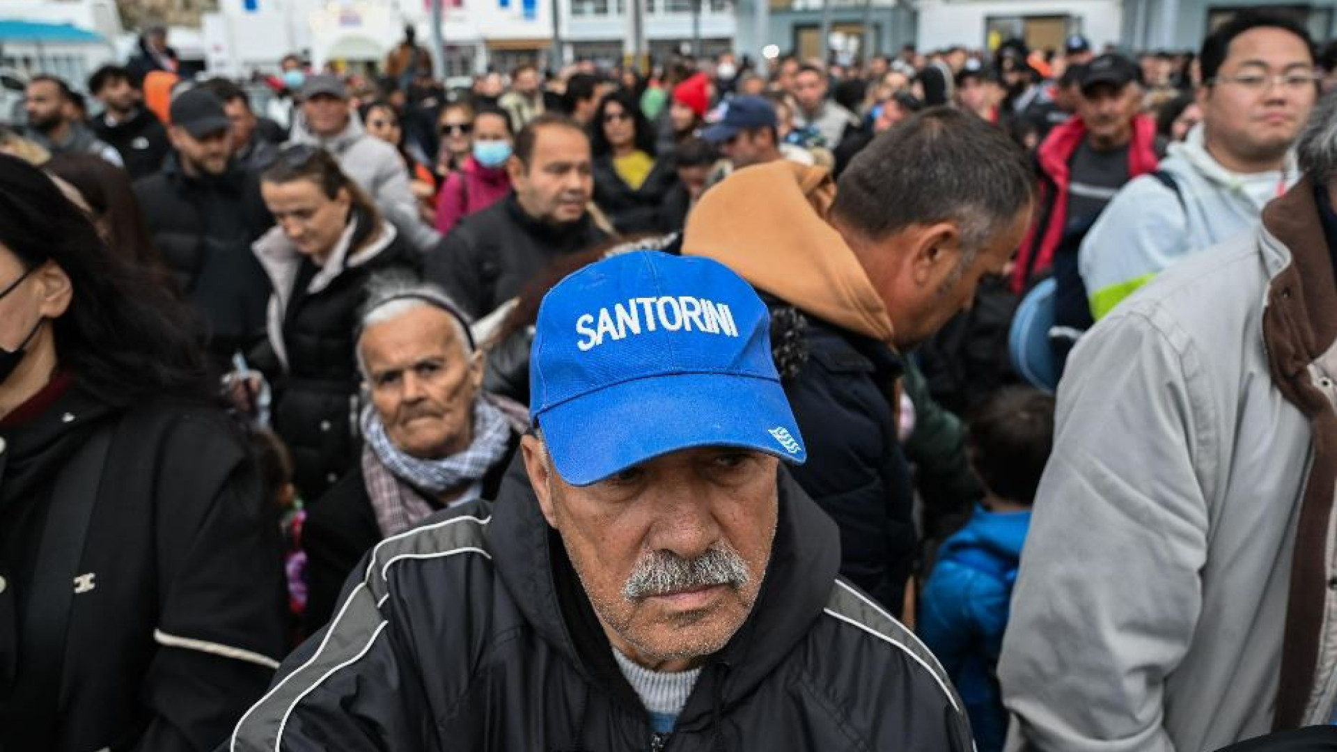 Immagine di Le scosse anomale, l'esodo senza fine: ma cosa sta succedendo a Santorini?