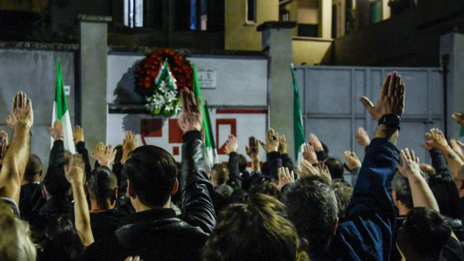 Immagine di Saluti romani (e "Bella Ciao") al corteo per Ramelli