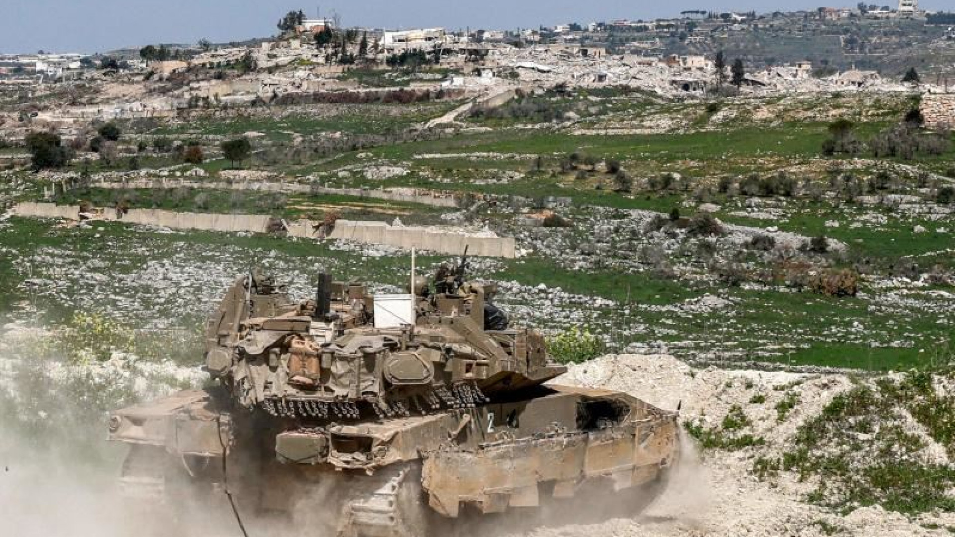 Immagine di Si riaccende il Libano. E Fatah sfida Hamas: ceda il potere a Gaza
