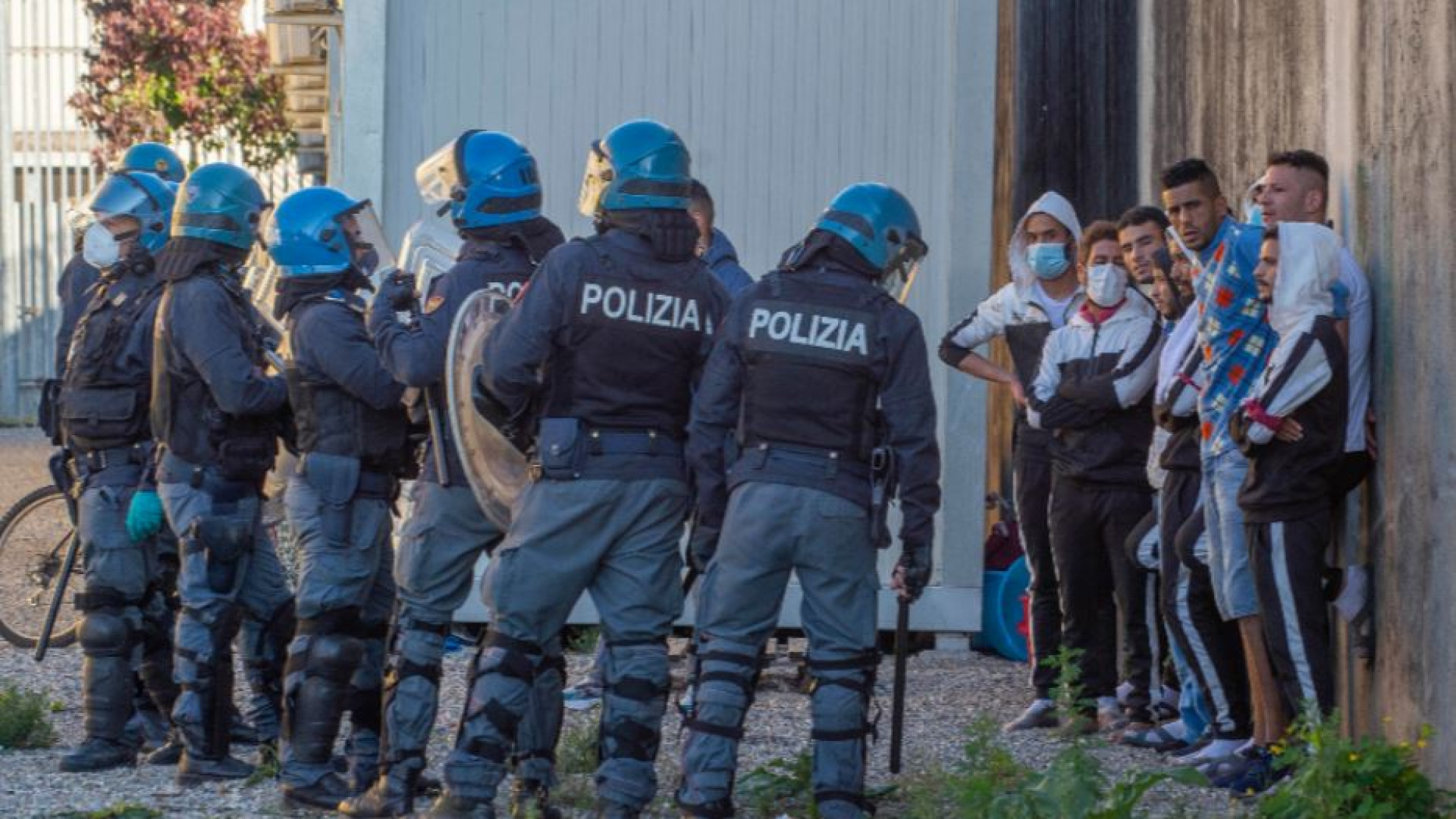 Immagine di Fughe, rivolte e suicidi: il limbo dei migranti è a Gradisca