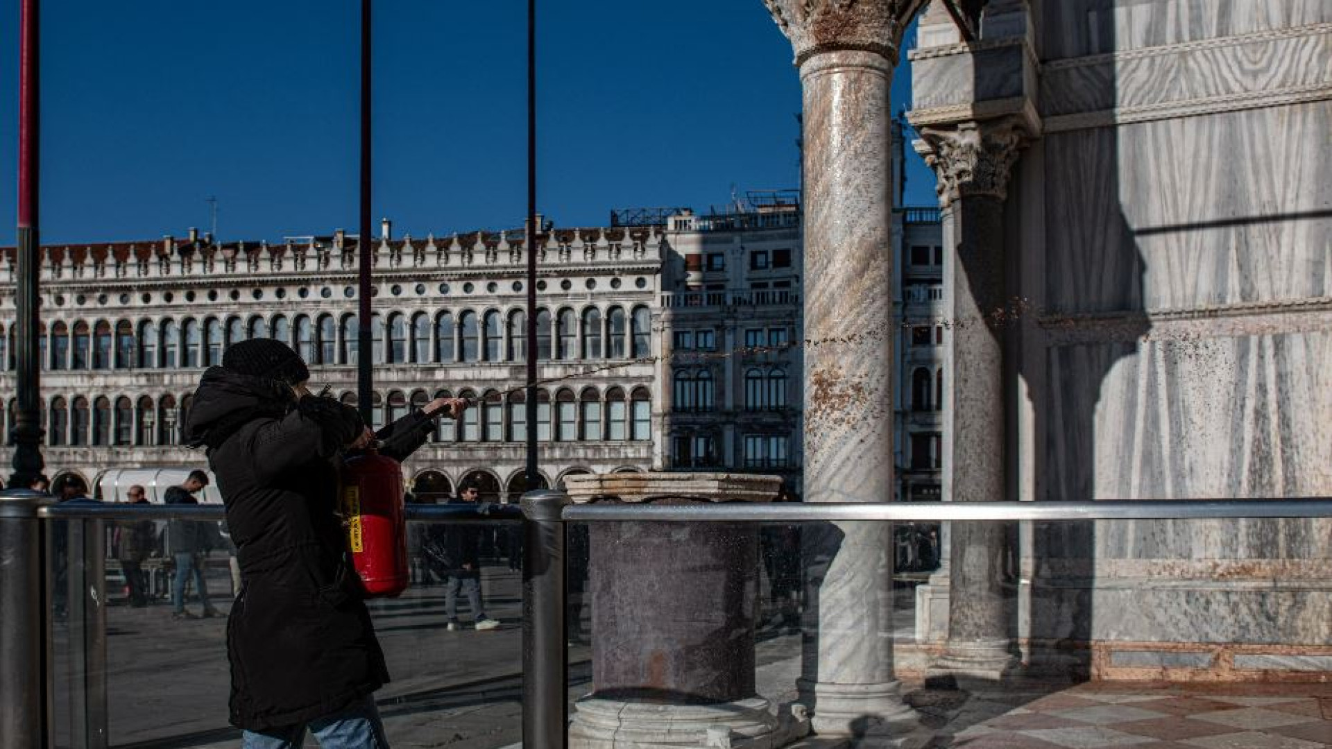 Immagine di Blitz ambientalista, fango e cacao contro la Basilica di San Marco