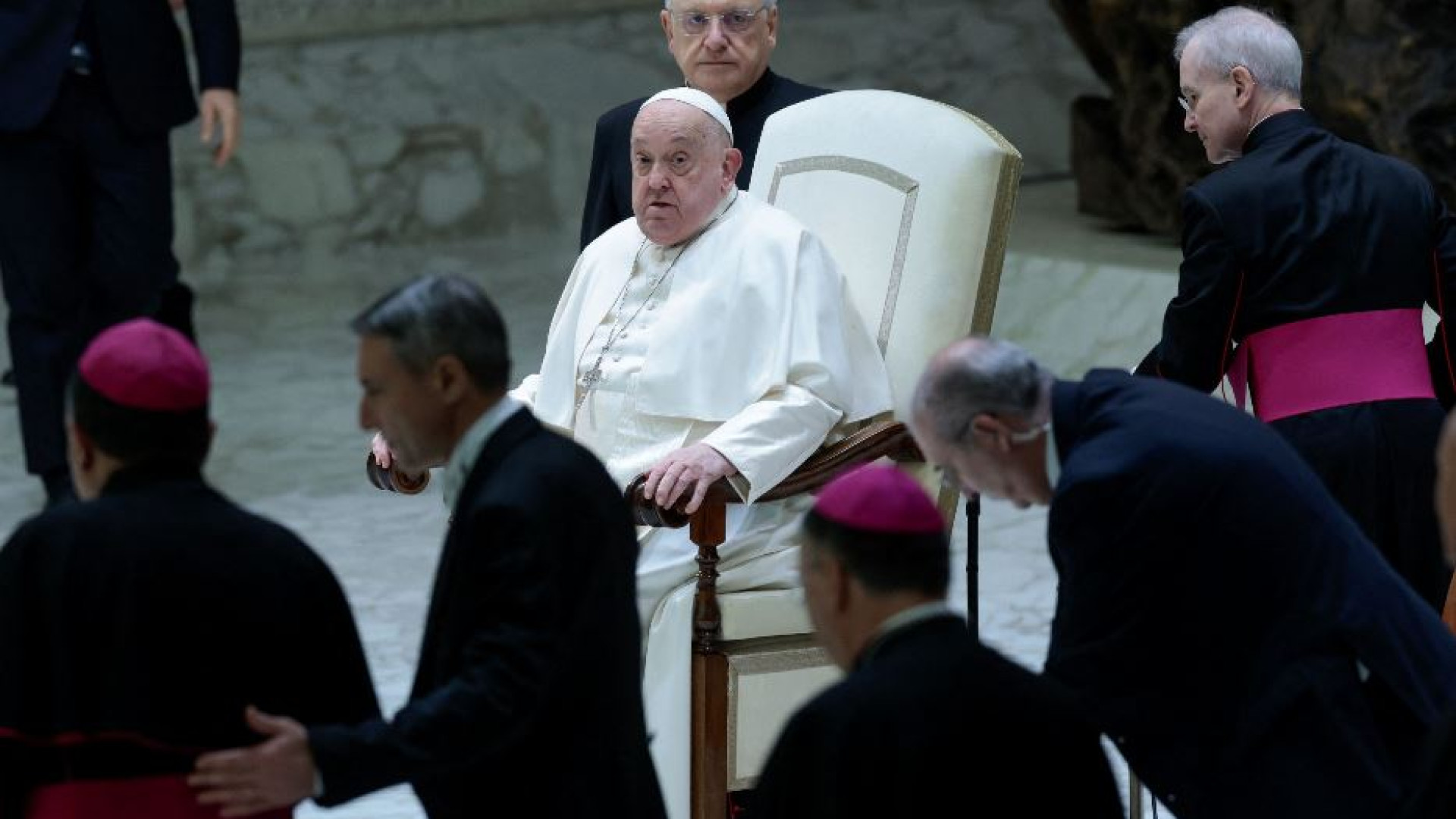 Immagine di Il Papa raffreddato, non legge il testo della catechesi