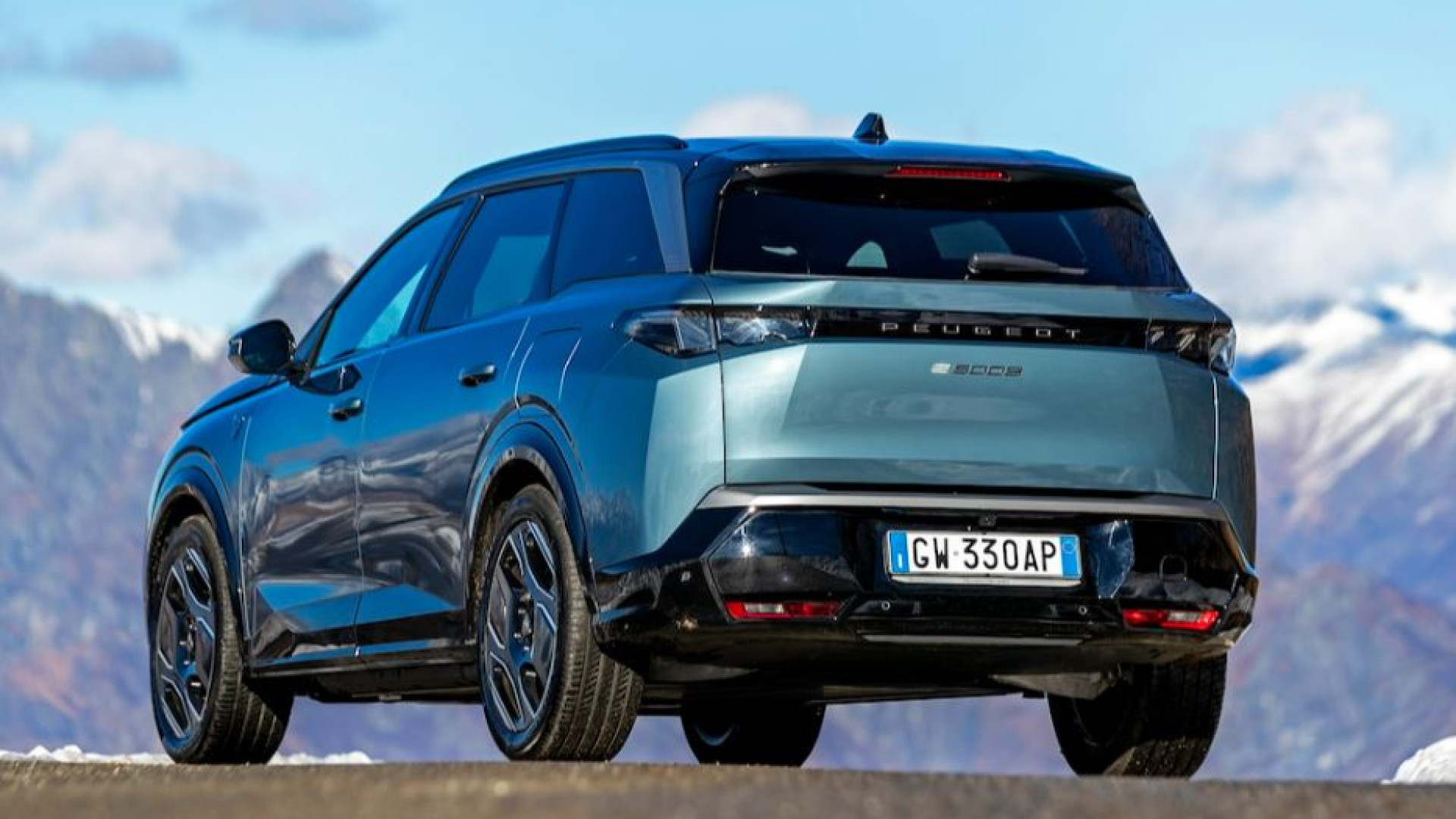 Immagine di Peugeot e-5008, viaggio nel silenzio a sette posti