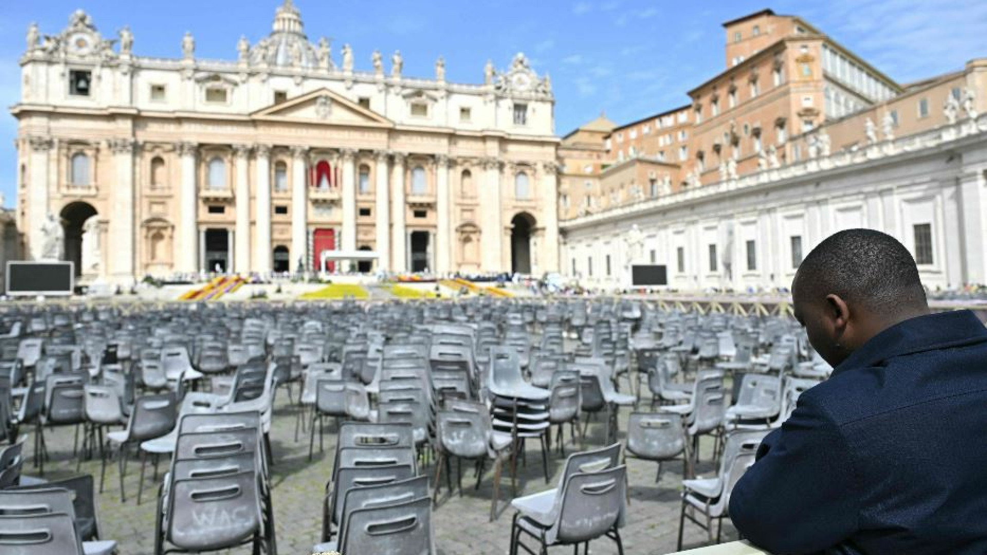 Immagine di «Signore, insegnaci ad essere come lui»: la preghiera da recitare per il Papa