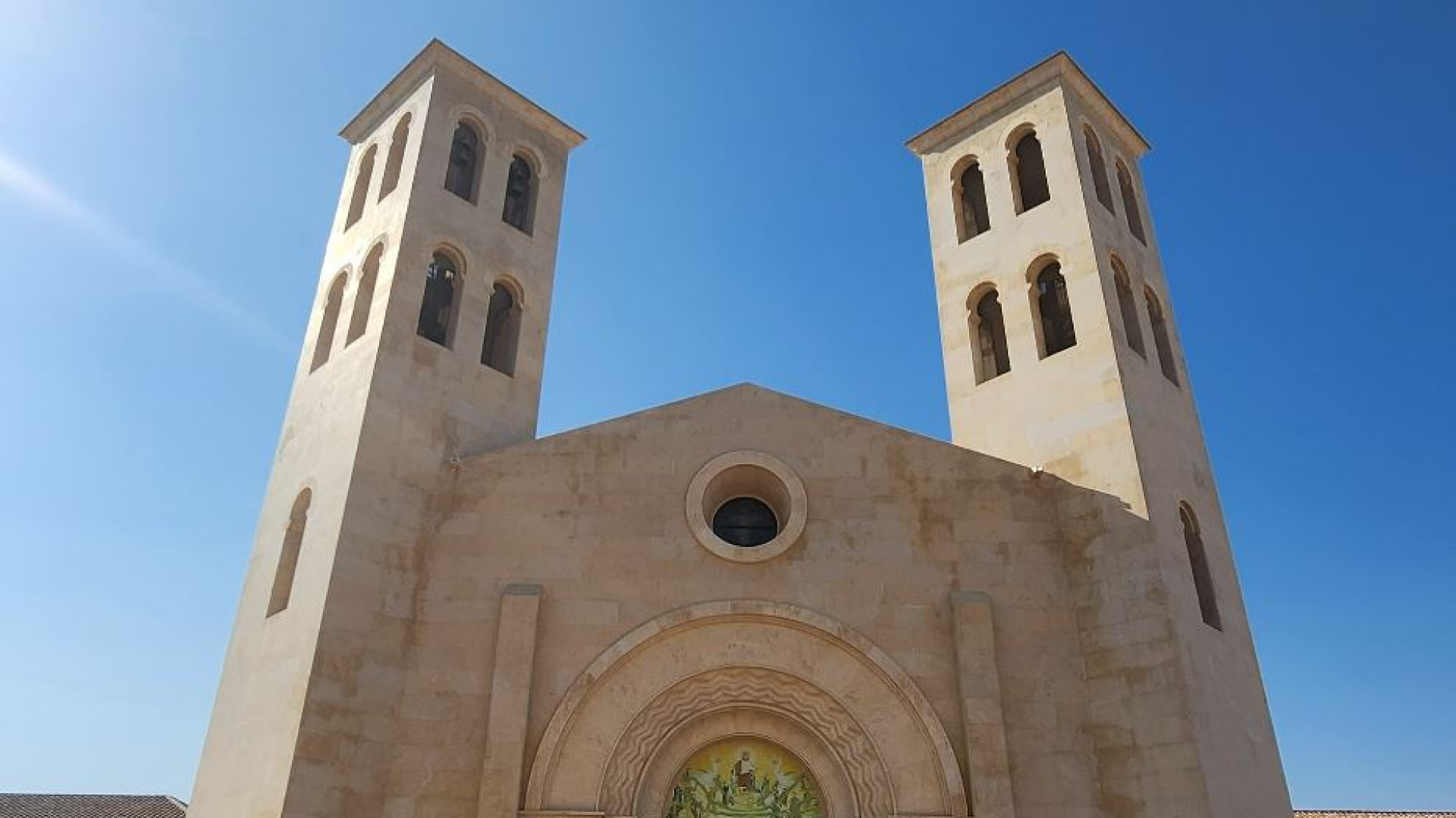 Immagine di Là dove c'era il campo minato ora sorge la chiesa del Battesimo di Gesù