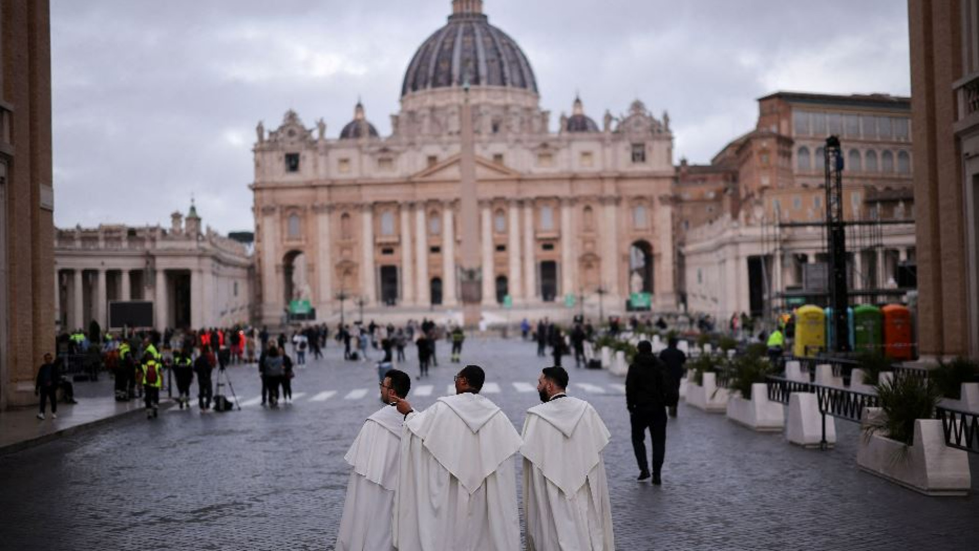 Immagine di Papa Francesco torna a San Pietro, l'affetto dei fedeli in basilica