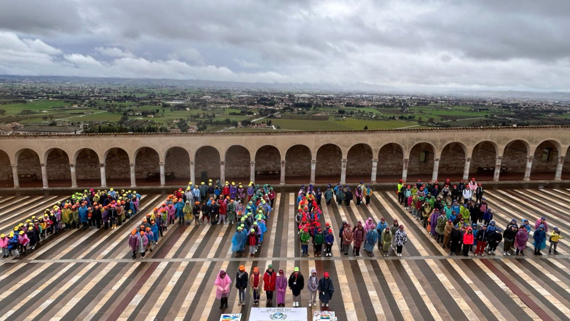 Immagine di Assisi si colora di pace: 350 bambini per un futuro senza guerre