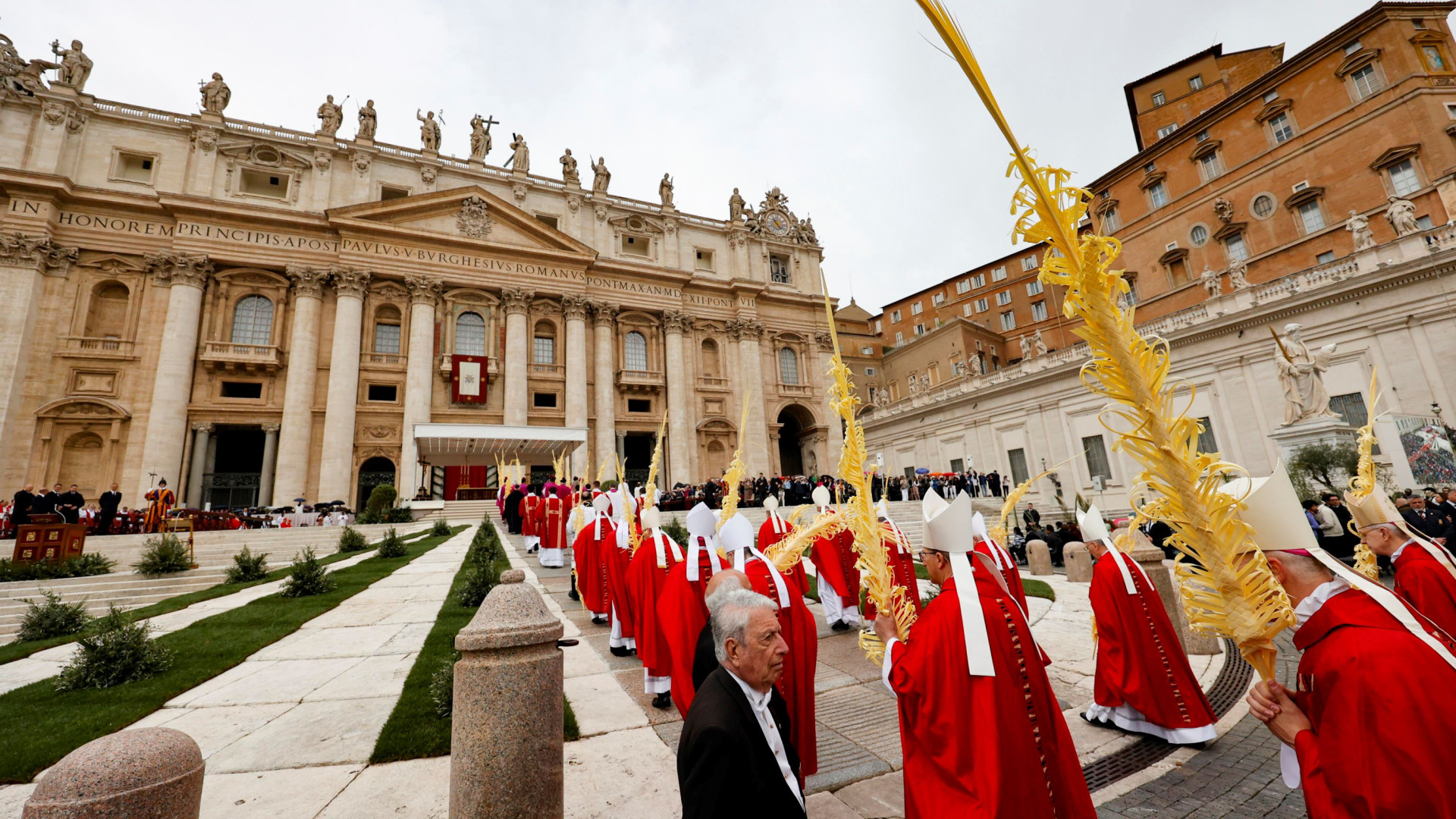 Immagine di Il Papa: «Nella salvezza nessuno è straniero. Facciamoci cirenei degli altri»