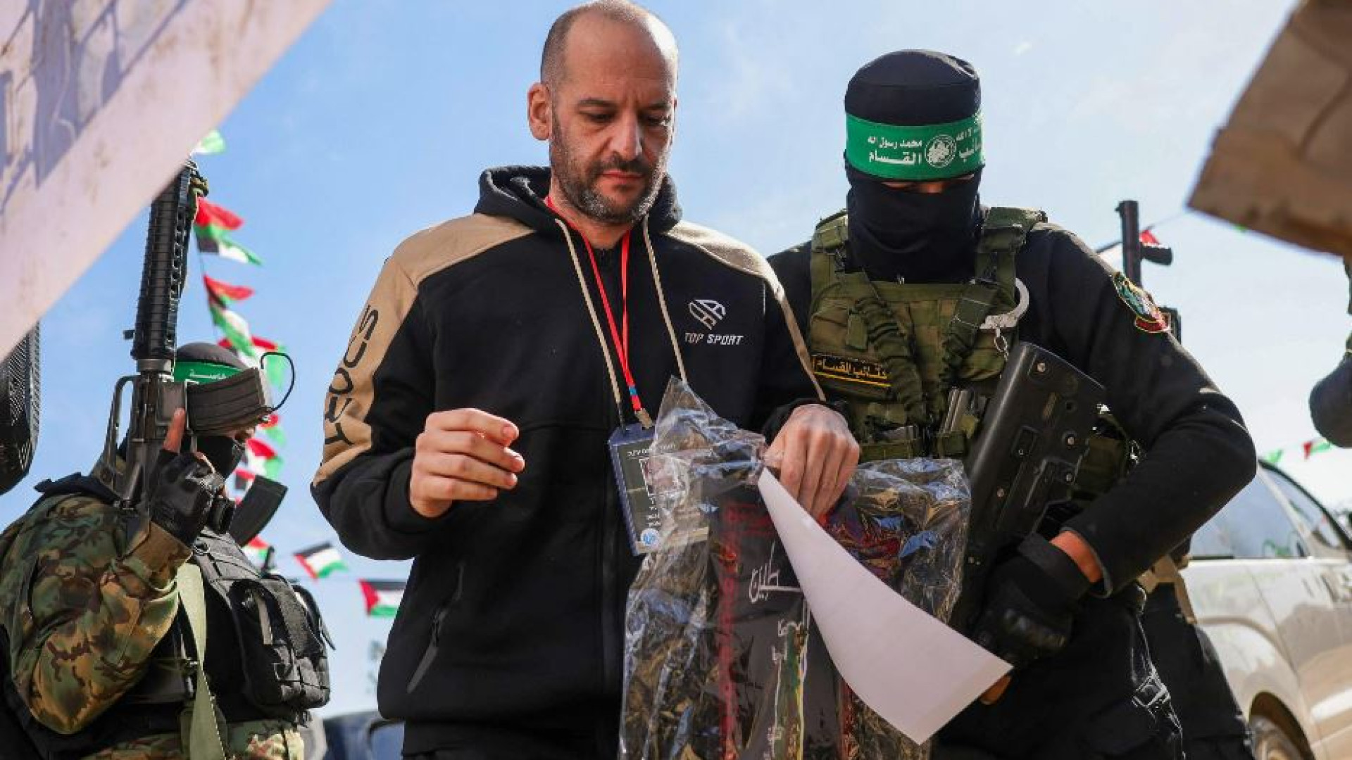 Immagine di Il solito palco, i video, i messaggi d'odio: così Hamas ha liberato i 3 ostaggi