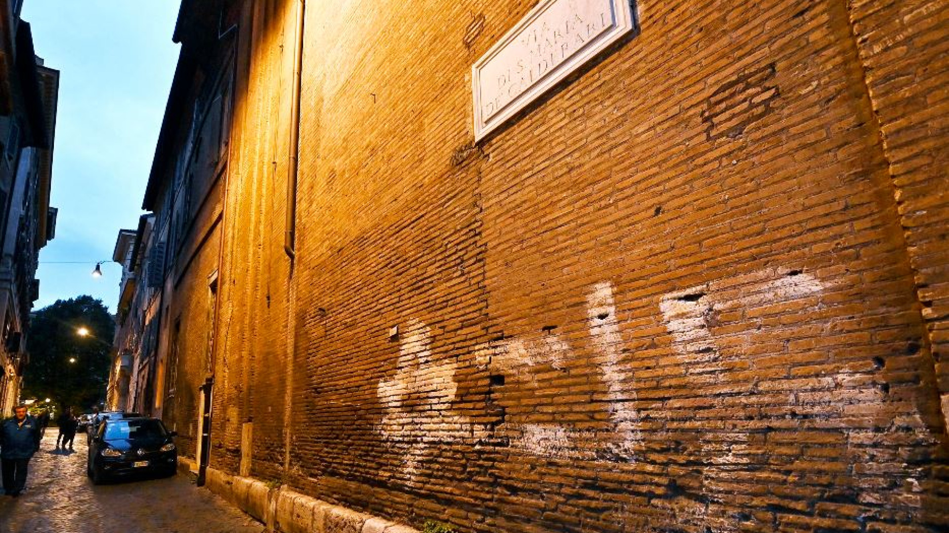Immagine di Svastiche sui muri e frasi pro Hitler, Segre dice basta
