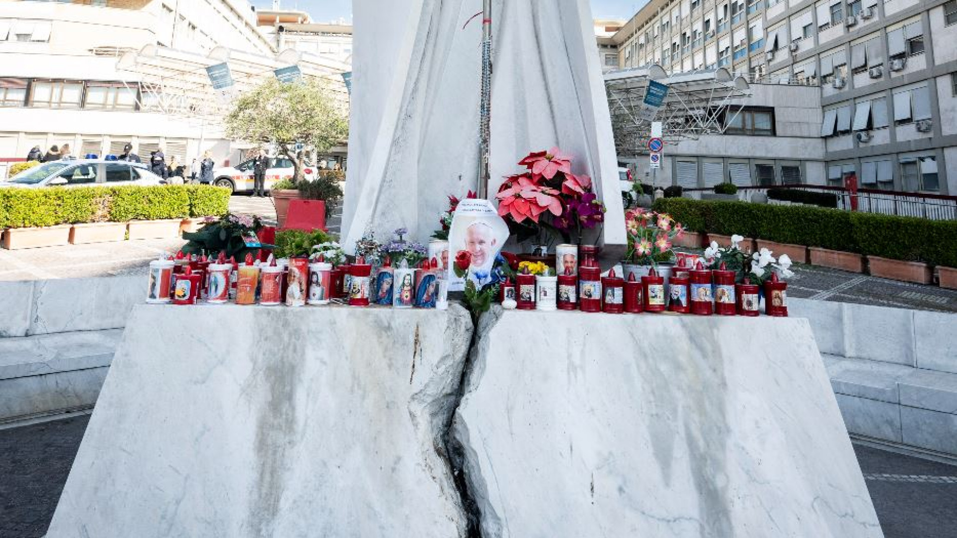 Immagine di I "sopravvissuti" di Meter pregano per il Papa