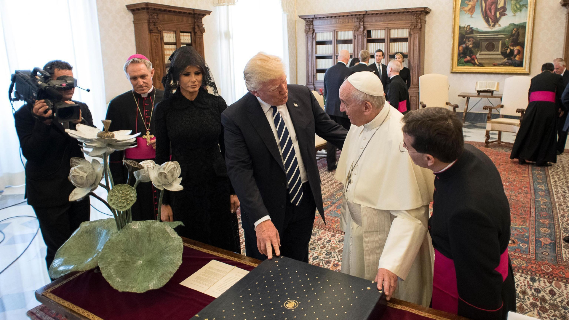 Immagine di Il Papa a Trump: «Impegno per la pace e per una società senza odio»