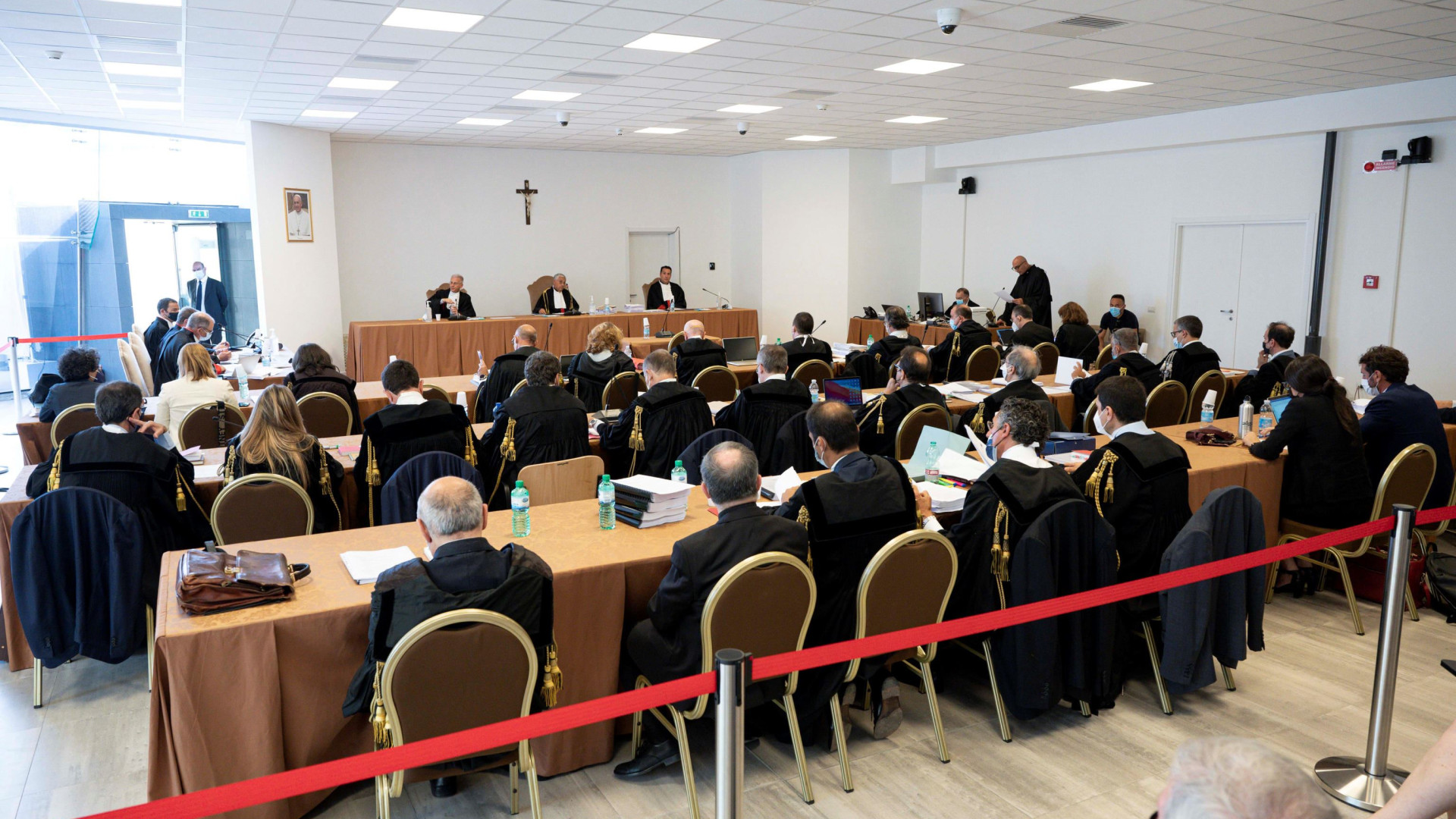 Immagine di Becciu attacca sulle chat rivelate: «Prove di macchinazione contro di me»