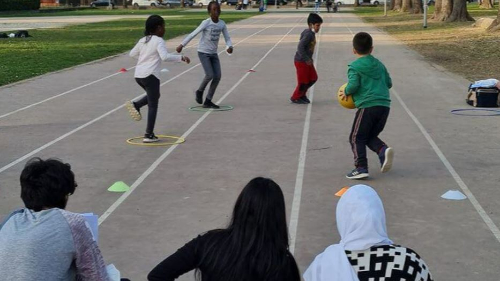 Immagine di Chi sono i coach di quartiere, che allenano i bimbi “fuori gioco”