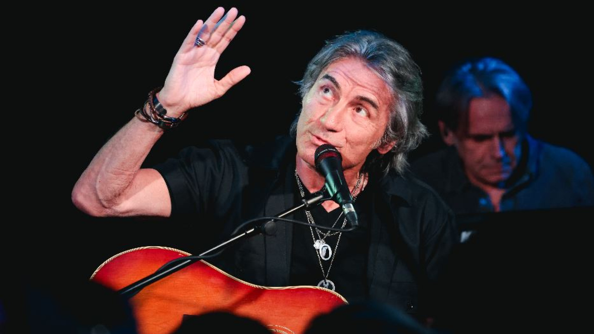 Immagine di Ligabue: «Il Papa unica voce autorevole per la pace»