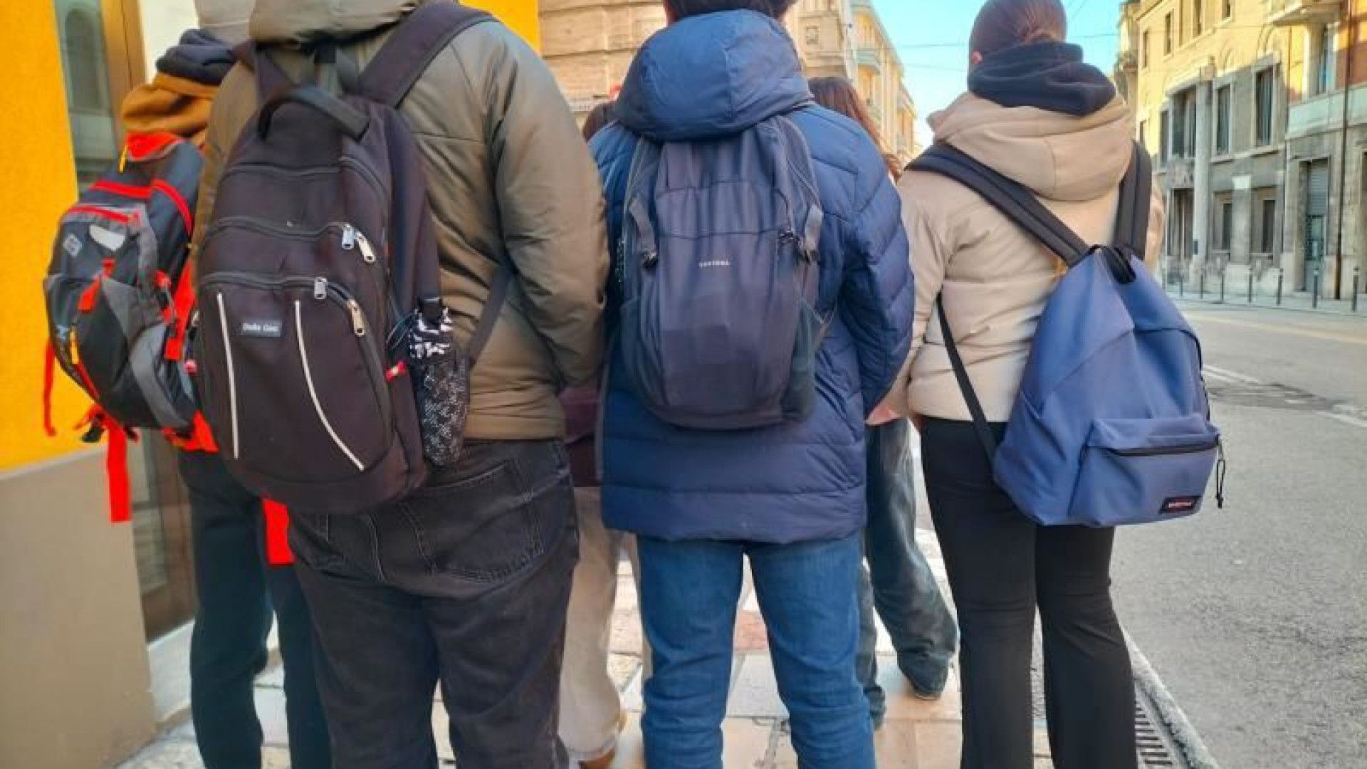Immagine di Lo zainetto e 2 euro in tasca per capire com'è essere ultimi