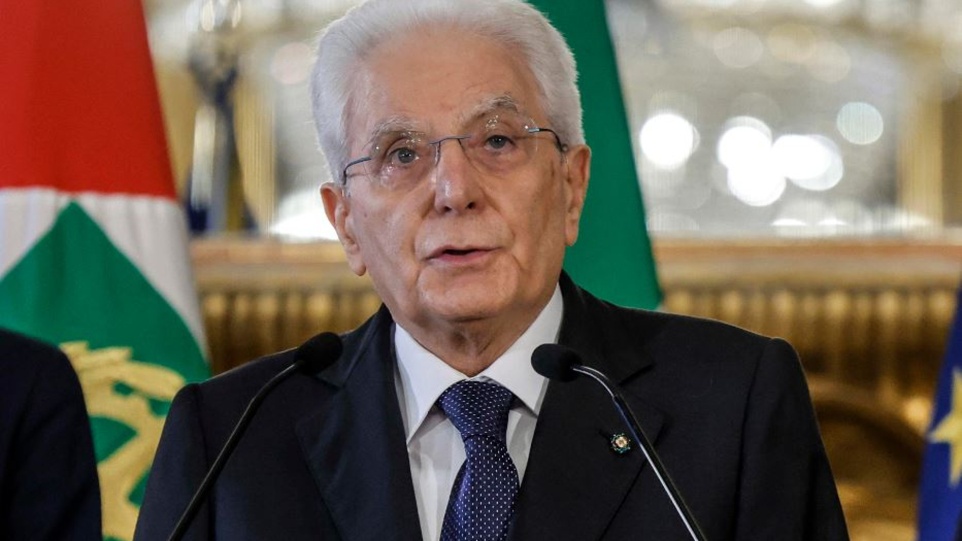Immagine di Mattarella: «Lutto per l'Italia, seguire suo esempio»