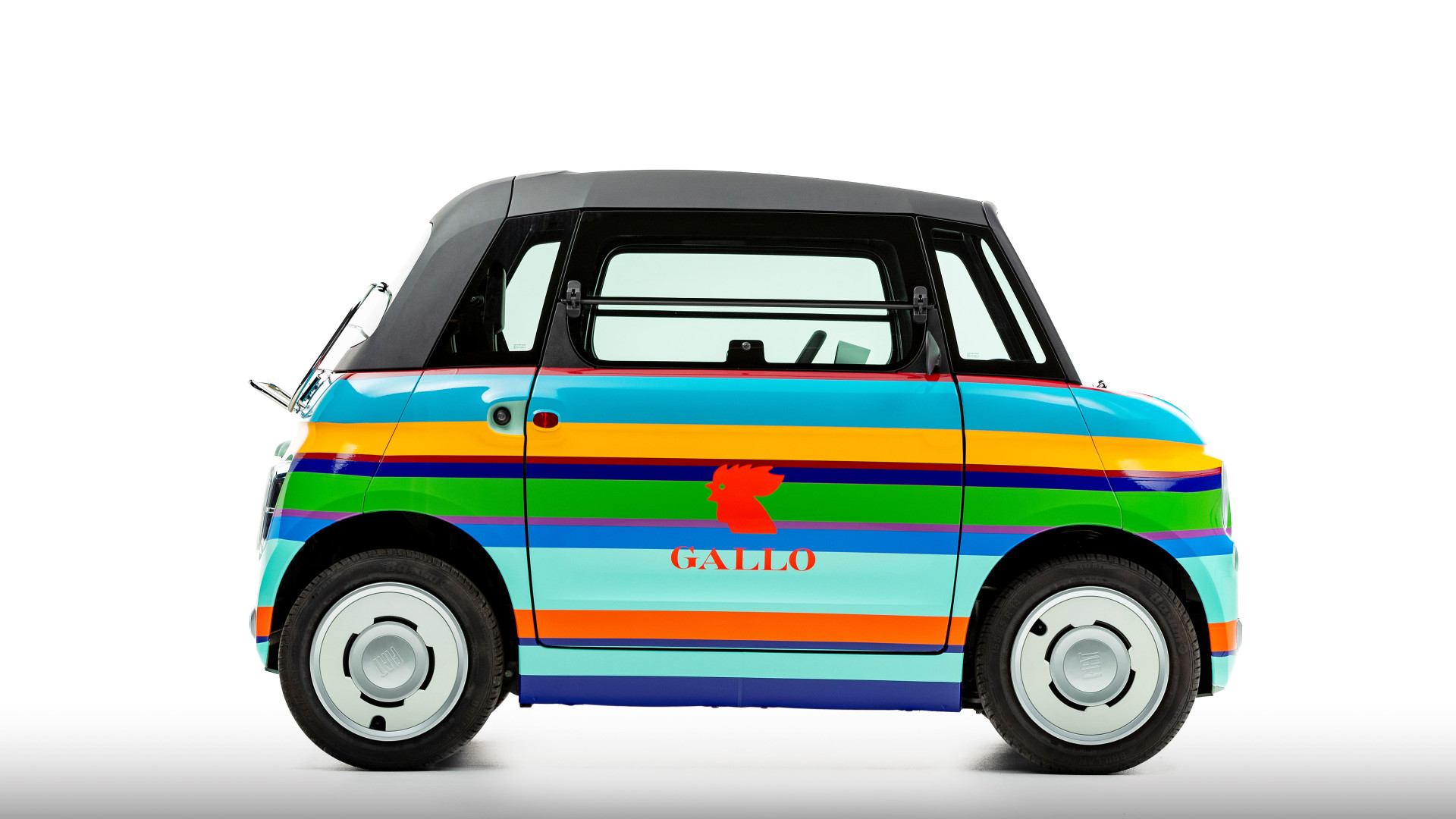 Immagine di L'hub di Audi e la Topolino con le calze: l'auto protagonista a Milano