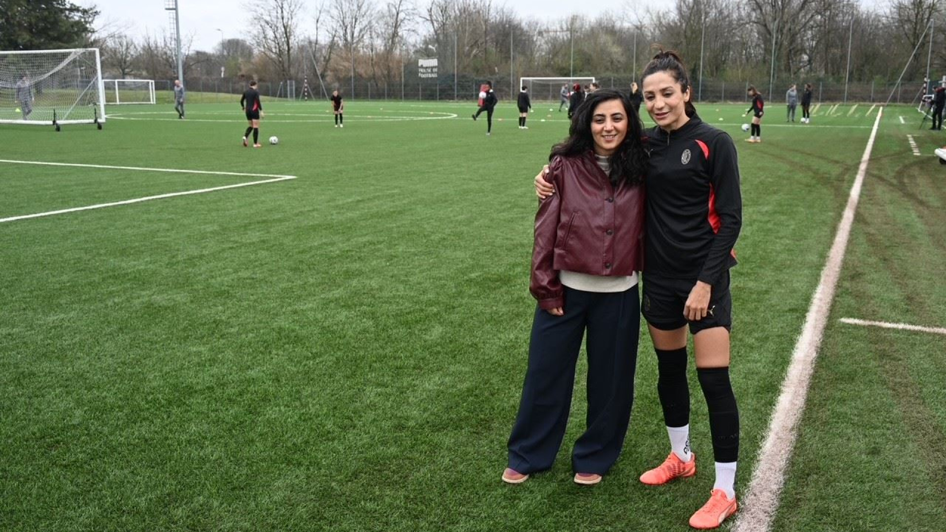 Immagine di Khalida e Nadia: ieri afghane in fuga, oggi "giuste" del calcio