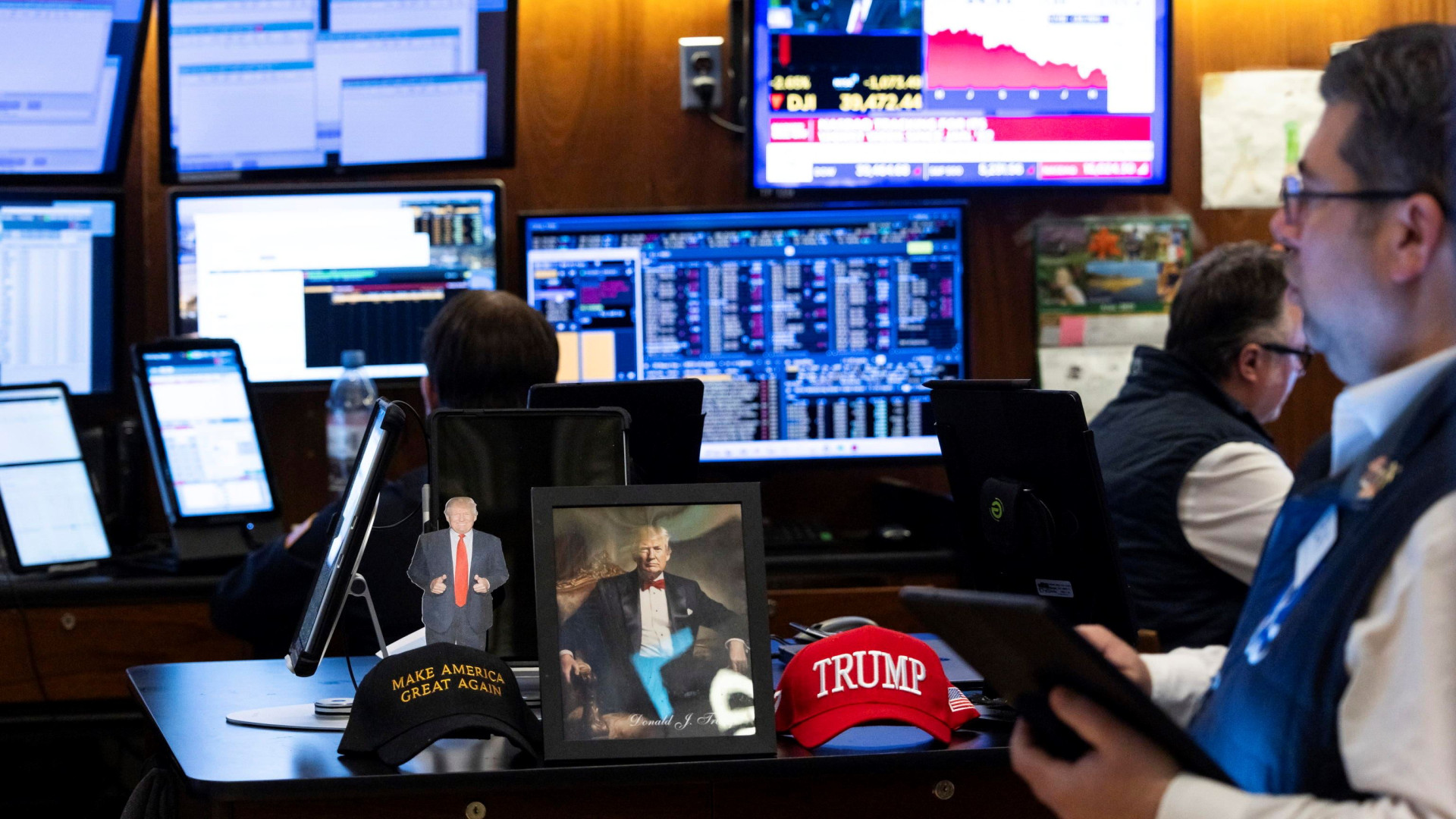 Immagine di Le Borse a picco per i dazi. Trump: «Ma vi farò più ricchi»