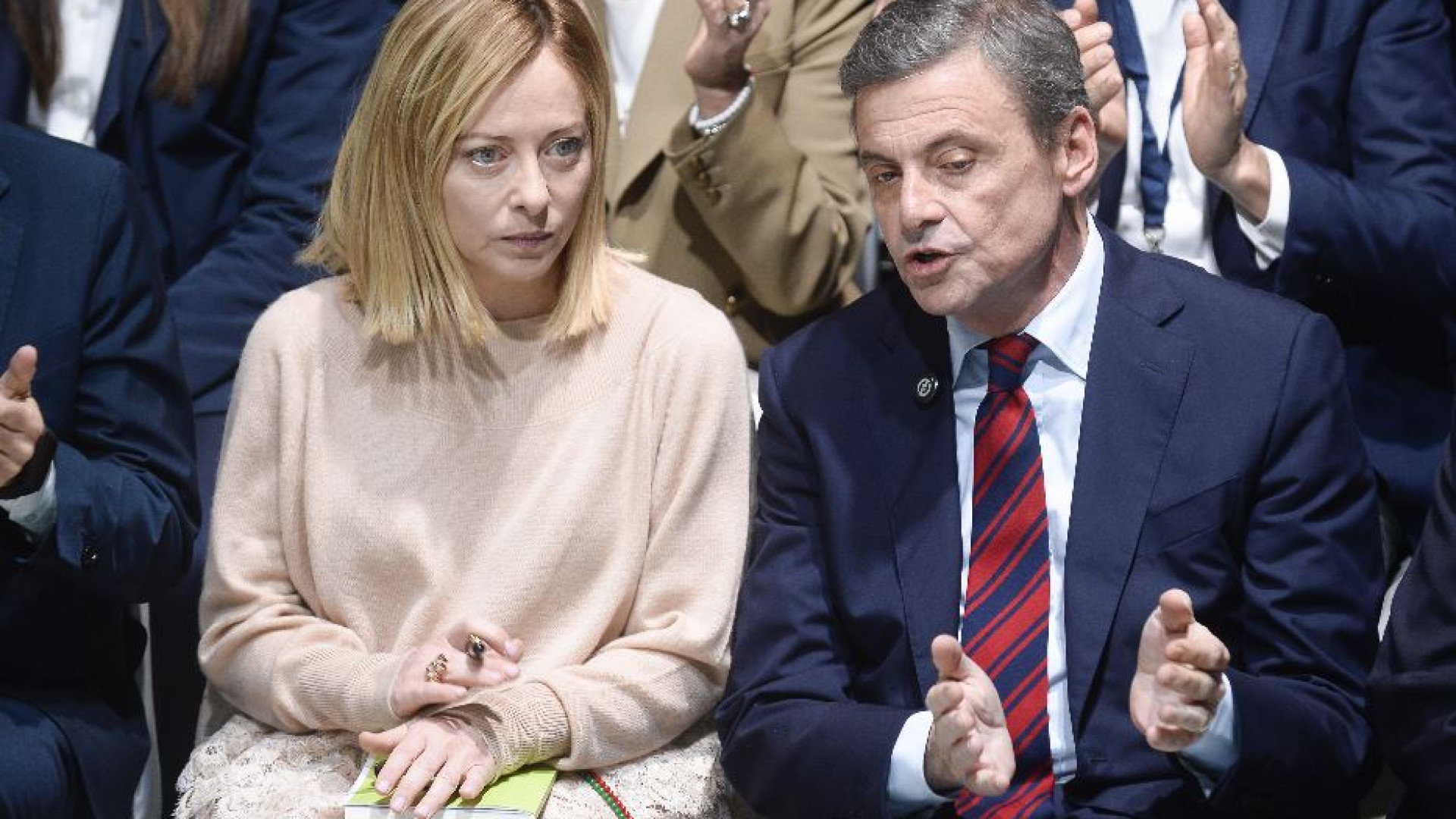 Immagine di L'insolito duo Meloni-Calenda, sostegno a Kiev e colpi al M5s