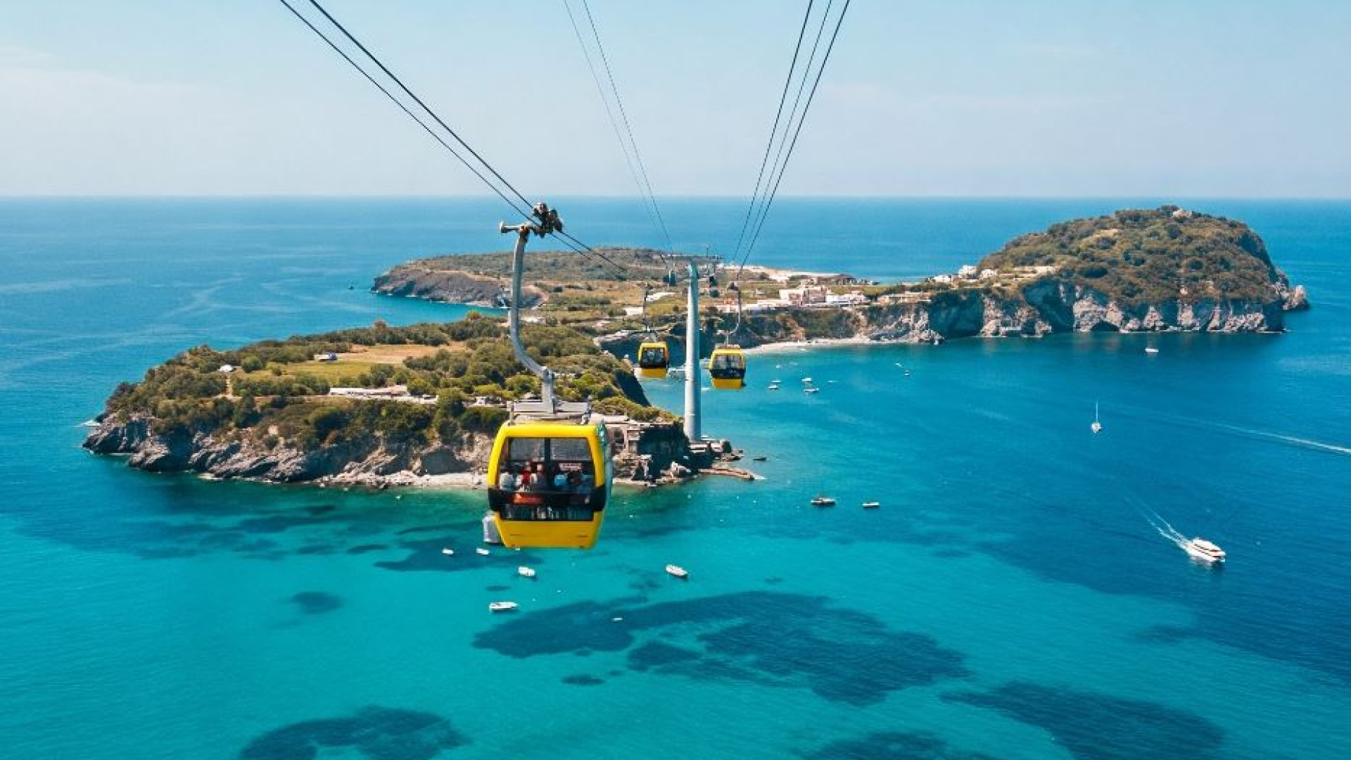 Immagine di Da Ventotene al carcere di Santo Stefano in funivia volando sul mare